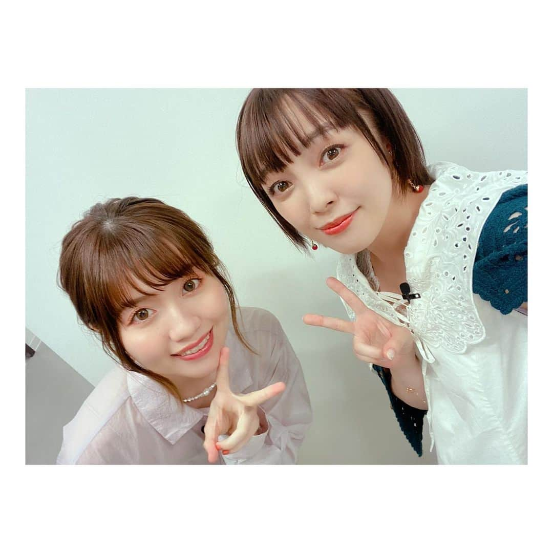 佐藤聡美さんのインスタグラム写真 - (佐藤聡美Instagram)「* * *  先日の #カウンターサイド  ハーフアニバーサリー生放送 ご覧くださった皆様、ありがとうございました✨  * *  久しぶりの生放送で 緊張したのですが 他の出演者の皆様がとても素敵で 時間を忘れて楽しんじゃいました☺️  MCの山口さんや ゲームに詳しい小池さんと 奥井さんに助けられて カウンターサイド初心者おじさんの私は ゲームの魅力をお勉強できました！  放送をご覧の皆様にも 楽しんでもらえてたら嬉しいです🌸  * *  写真は、声優チームの皆様と！  弊社の後輩、ゆりちゃんとは 楽屋で沢山お話しできて めちゃめちゃ楽しかった〜！！ 話足りなすぎて、もう既に 会いたいです。。笑  そして、久しぶりに会えた 小原莉子ちゃん。 相変わらず可愛いかったな✨ でも、前にあった時より しっかりした姿に勝手に成長を感じて 嬉しくなっちゃいました☺️ また会える日が楽しみ！  小池さんも奥井さんも ふわふわして天使みたいに可愛いのに 作品愛とキャラ愛が強くて とっても素敵なお2人でした！ 癒された〜✨  可愛い子たちばかりで幸せ♡ふふふ  * *  後半に出演した皆様とは、お部屋が違ったのですが こちら側のお部屋は真っ白で光の部屋と言われていたので なんとなく、光の部屋っぽい写真を撮ってみました…😌 ふふふ。  そして、今回は千夏さんを意識した 衣装とネイルにしてみましたよー！！ 気付いて下さった方もいるみたいで嬉しい ☺︎ ありがとうございます。  * *  ちゅーこって。 #カウンターサイド ハーフアニバーサリー おめでとうございました🎉🎉🎉  また社長の皆様と一緒に この先の記念日をお祝い出来る様に そして千夏さんと七原家連合の皆が、沢山愛されます様に 私も微力ながらお力になれればと 思っています。  みんなで一緒に 盛り上げていきましょー！！  * *  これからも是非 七原家をご贔屓に〜♡  * * * #生放送 #カウンターサイド生放送 #ありがとうございました  #楽しかった ♡ #声優 チームのみんなと☺️ #小原莉子 ちゃん #のぐちゆり ちゃん #奥井ゆうこ さん #小池理子 さん #光の部屋  #光 #集まって る…？？ #七原家連合 #七原千夏  #また #次の #記念日に  #お会いしましょう  #🌸　 #佐藤聡美」6月19日 20時16分 - sugar_me58