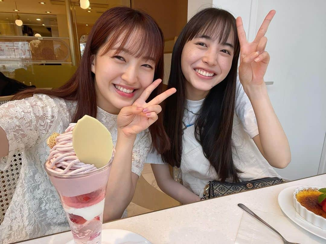 田島芽瑠さんのインスタグラム写真 - (田島芽瑠Instagram)「福岡コンビ😉♡ いげちゃんが誘ってくれて#ようこそミナト先生 を観劇してきました！ 素晴らしい空間だった…。「あ、やばい」と思った時には泣いていて慌ててハンカチを探しました😂Twitterにも感想ツイートしてるのでよかったら🙇‍♀️  いげちゃんとはなんだかんだ定期的に会えてるんだ〜！お互いよく食べるから楽しい😂今日は寿司からのしめパフェでした✌️」6月19日 20時44分 - meru_chan_official