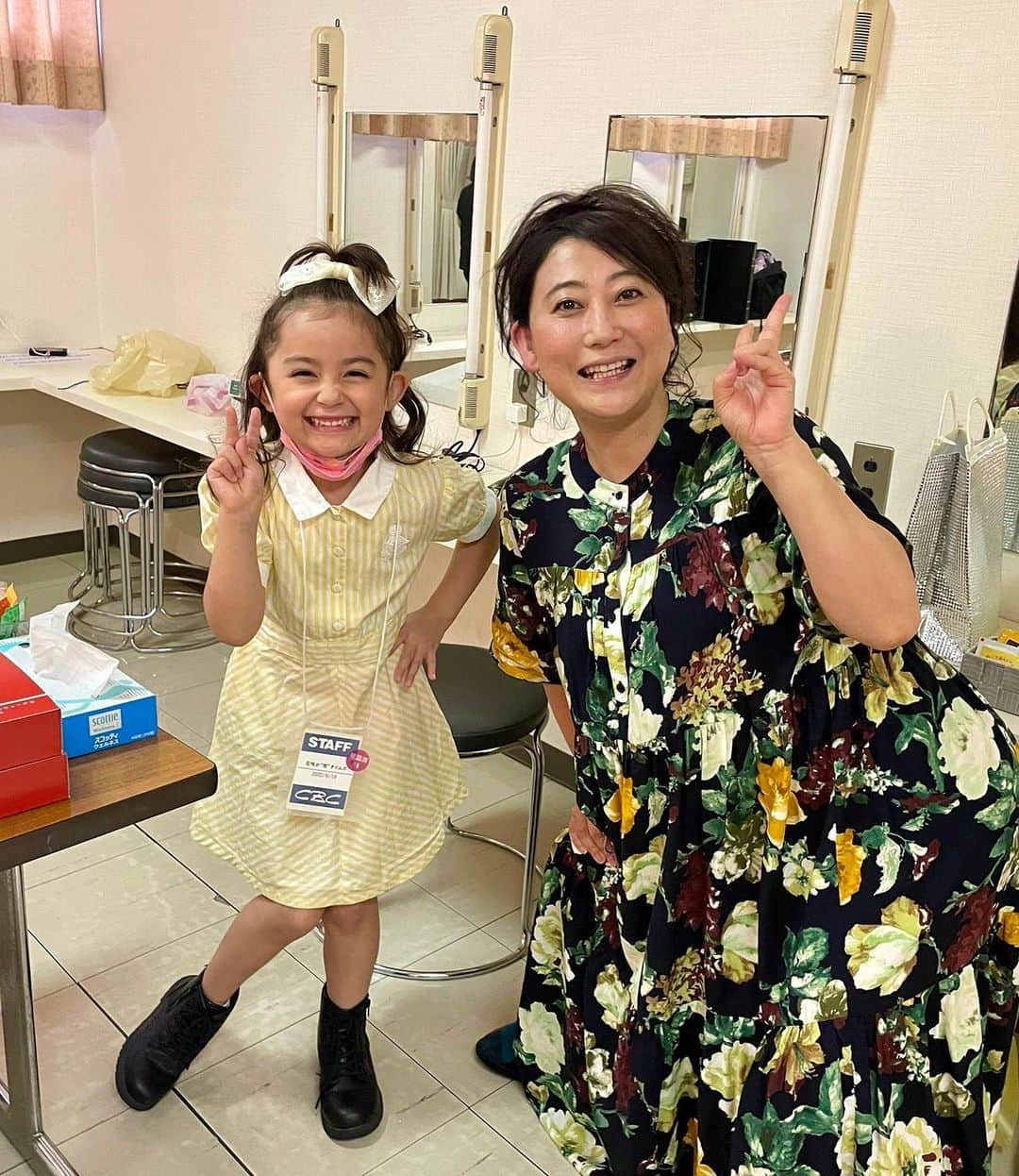 舟橋菜々さんのインスタグラム写真 - (舟橋菜々Instagram)「念願の❣️ 瑠花 meets 水谷千重子大先生👘🎤 やっとお会いできました👏🏻😂✨ 水谷千重子さんの圧倒的な表現力と伸びやかな生歌を聴いた瑠花るか丸の感想は… 「千重子さんの優しい２つの歌で、よく眠れたよぉ🥱」との事😂🤣 いやおまっ…寝たんかい‼️と度肝を抜かれた母です😮‍💨😵  花咲かタイムズのメンバー総出演の豪華なコンサート、初めから終わりまでずっと楽しい時間でした✨ 15年も続いて愛されている生放送番組ってよく考えると凄いよね🧐💯  私自身もちょうど10年前に水谷千重子さんのコンサートにチョロリと出させて頂いてから、再開を果たす事が出来、胸がいっぱいになりました💓 #concert#singer#song#singing#kimono#beautiful#friends#kid#happy#smile#love#花咲かタイムズ#コンサート#水谷千重子#友近 さん#瑠花るか丸#お友達#仲良し」6月19日 21時15分 - wombatnana