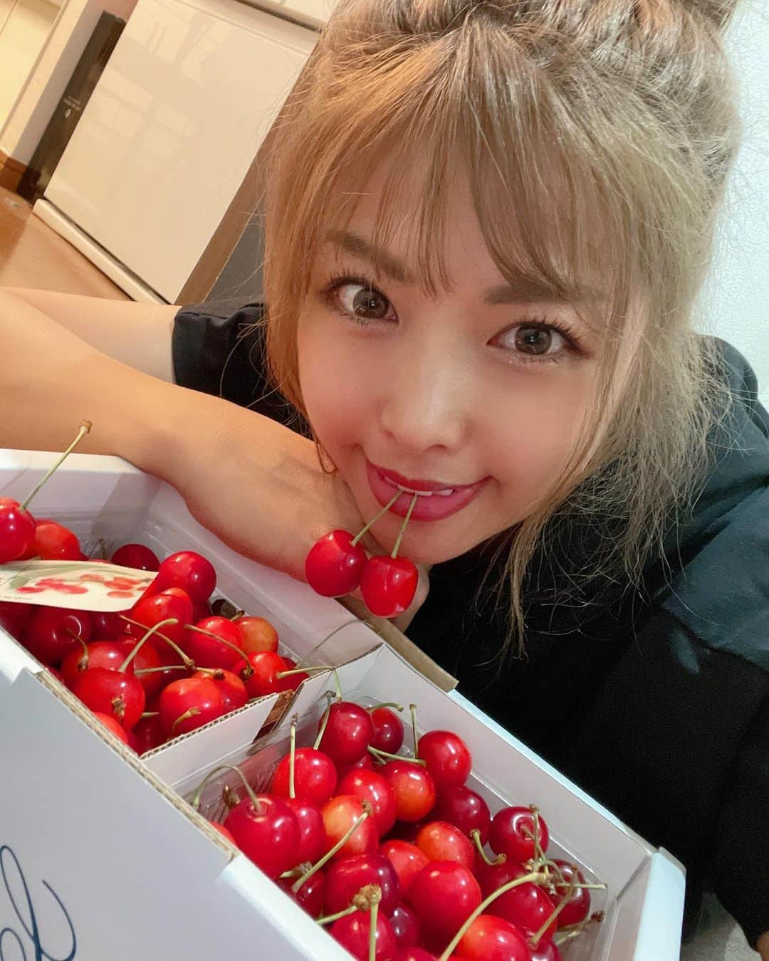 あおい夏海さんのインスタグラム写真 - (あおい夏海Instagram)「さくらんぼ キターーーーーー🍒🍒🍒  佐藤錦🍒🍒🍒  お母さんの実家天童のさくらんぼ🍒 マイカントリーありがとう✨✨✨  めちゃめちゃ甘い💓💓💓   #さくらんぼ #さくらんぼ🍒  #山形 #山形グルメ  #サクランボ  #あおい夏海 #山形大好き #天童 #東根 #寒河江 #チェリー #はいチェリー #cherry」6月19日 21時32分 - natsumi.aoi