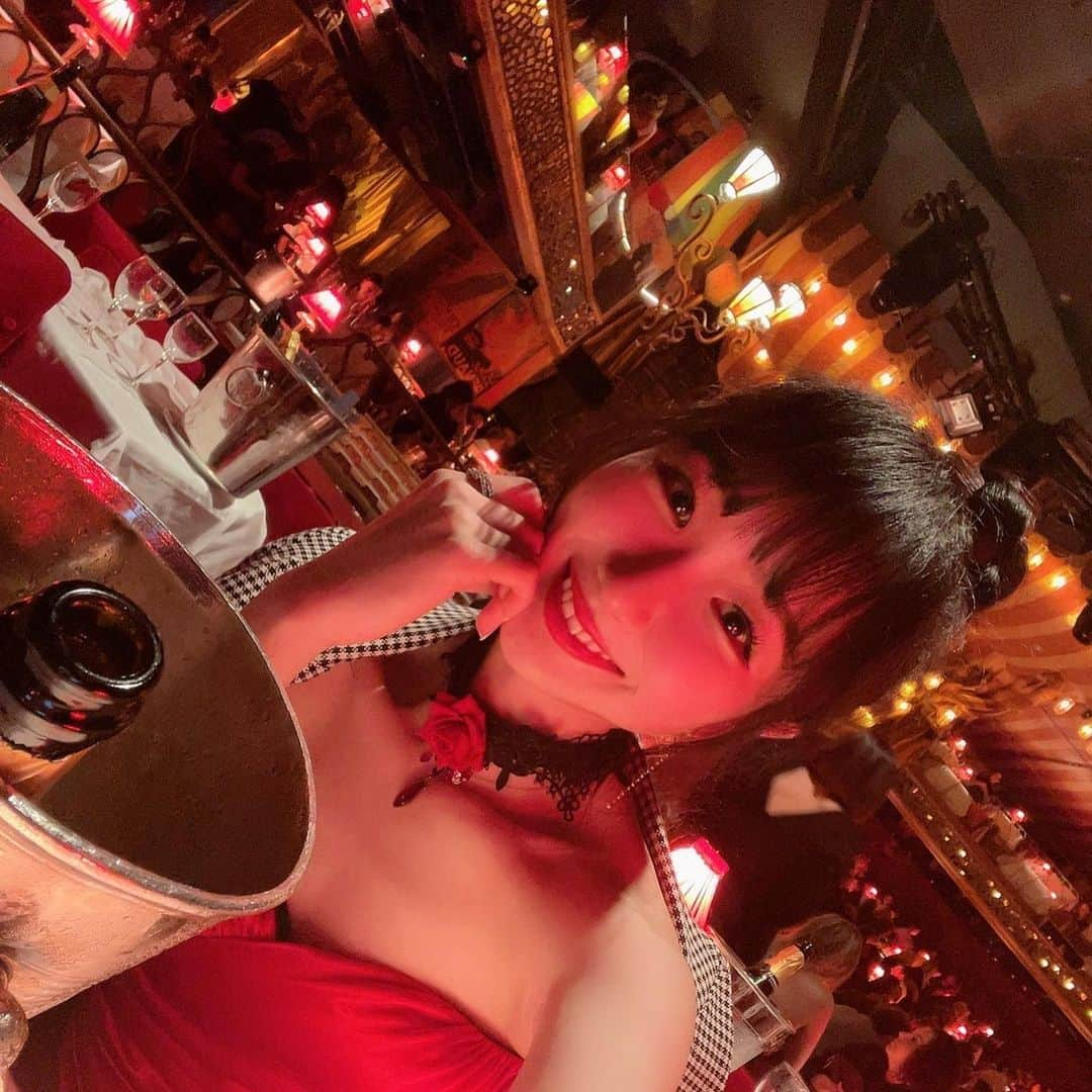 熊野あゆ（澄川鮎）さんのインスタグラム写真 - (熊野あゆ（澄川鮎）Instagram)「. . そしてParisといえば❣️ Moulin Rouge❤️🌹 . パフォーマンス、肉体美、照明、音響全て最高で鳥肌立ちっぱなしのステージ😭❤️❤️❤️ . 現地で友達と待ち合わせして、たまたま同じテーブルになったカップルと仲良くなって終演後の余韻TIMEでずっとおしゃべりしてた🎶 . . . #moulinrouge #paris #cabaret #show #stage #love #awesome」6月19日 21時42分 - ayu_kumano