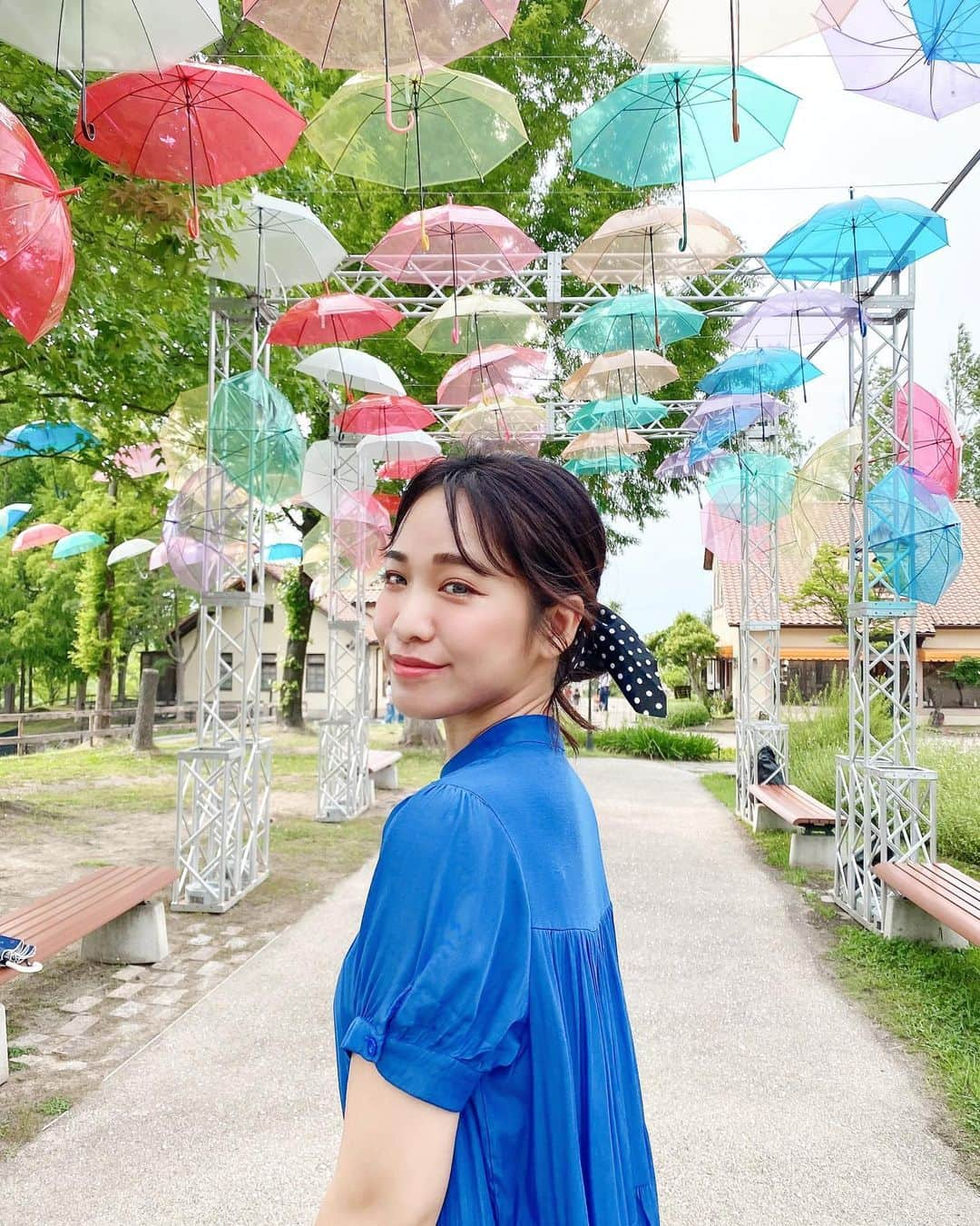 藤森マリナさんのインスタグラム写真 - (藤森マリナInstagram)「スカイアンブレラ☂️🎨✨ * 📍ハーベストの丘 ( @harvesthill_sakai ) 🏡大阪府堺市南区鉢ヶ峯寺2405-1 ※スカイアンブレラは7月10日まで * * 青空に浮かんで太陽にキラキラ照らされる 傘たちを見たかったんだけど 残念ながら曇り☁️w けど、、ｷﾚｲじゃないっ⁉️ 夏の風鈴みたいで 眺めてると癒された〜🎐 * *  道中で予期せぬ渋滞にはまってしまい 閉園まで全然時間なくて せっかくハーベストの丘めっちゃ広いのに 全然奥まで行けなくて（ ; ; ） 写真がないから補足しておくと ハーベストの丘ってこんなとこ🌳🐹✨ ↓ ▫️季節ごとのイベント盛りだくさん ▫️季節のお花畑がめっちゃ綺麗 (夏のひまわり畑も有名みたい🌻) ▫️大人も子供もびしょ濡れになれる広場がある🚿 ▫️動物と触れ合える ▫️空中アスレチックや芝滑り、バギーがある ▫️ミニ遊園地みたいな乗り物もある ▫️ゴーカートがある ▫️乗ってみたくなる変わった自転車たち ▫️世界の昆虫爬虫類がいる ▫️大きな吊り橋がある ▫️昔懐かしのあひるボートもある ▫️レストランもあるし 洋菓子、ソフトクリーム、映えフードたくさん🍓 * * すなわち1日じゃ足りないし 困った時のデートの行き先にぴったりだし グループで行けば恋が芽生えるし 小さい子どもがいるパパママの大見方！！笑 * * まじで次は午前から行くと 強く誓いました😂✨ とにかくお出かけ先に悩むこの時期☔️の 参考になれば嬉しいです🌈 * * * #ハーベストの丘 #ハーベストの丘スカイアンブレラ #大阪おでかけ #関西おでかけ #大阪イベント #関西イベント」6月19日 22時16分 - maaarina0806