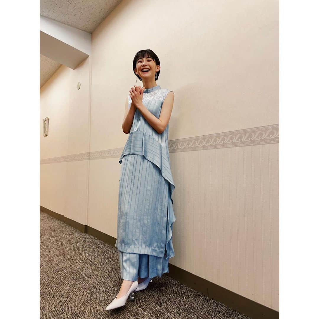 宮司愛海さんのインスタグラム写真 - (宮司愛海Instagram)「#超ド級世界のありえない最強映映像2022  #衣装  東京タワー近くのスタジオで収録だったので、仕事終わり展望台に登り、景色を見ながらぼーっとしました。 Love Tokyoなコーヒーカップ☕️」6月19日 22時24分 - manami_miyaji