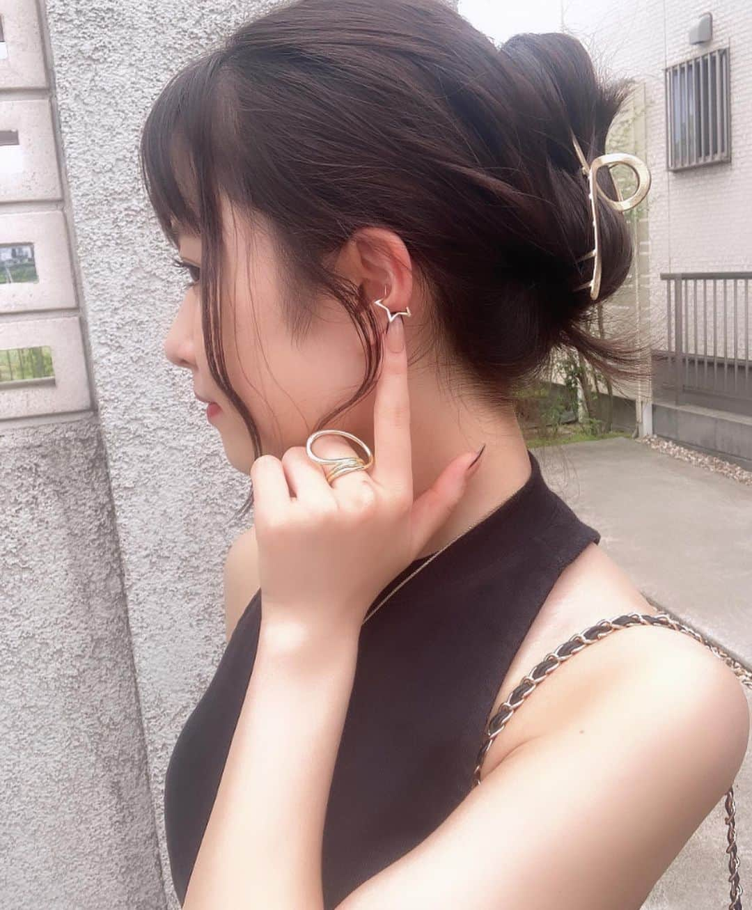 りりさんのインスタグラム写真 - (りりInstagram)「今日は髪をアップにしたよ❤︎ ゴールドアクセ❤︎  #showroom #おりりroom #jmix #ジェイミックス #model #モデル #jk1 #fjk #りり＃ゴールド」6月19日 22時28分 - riiiiiriiii0308