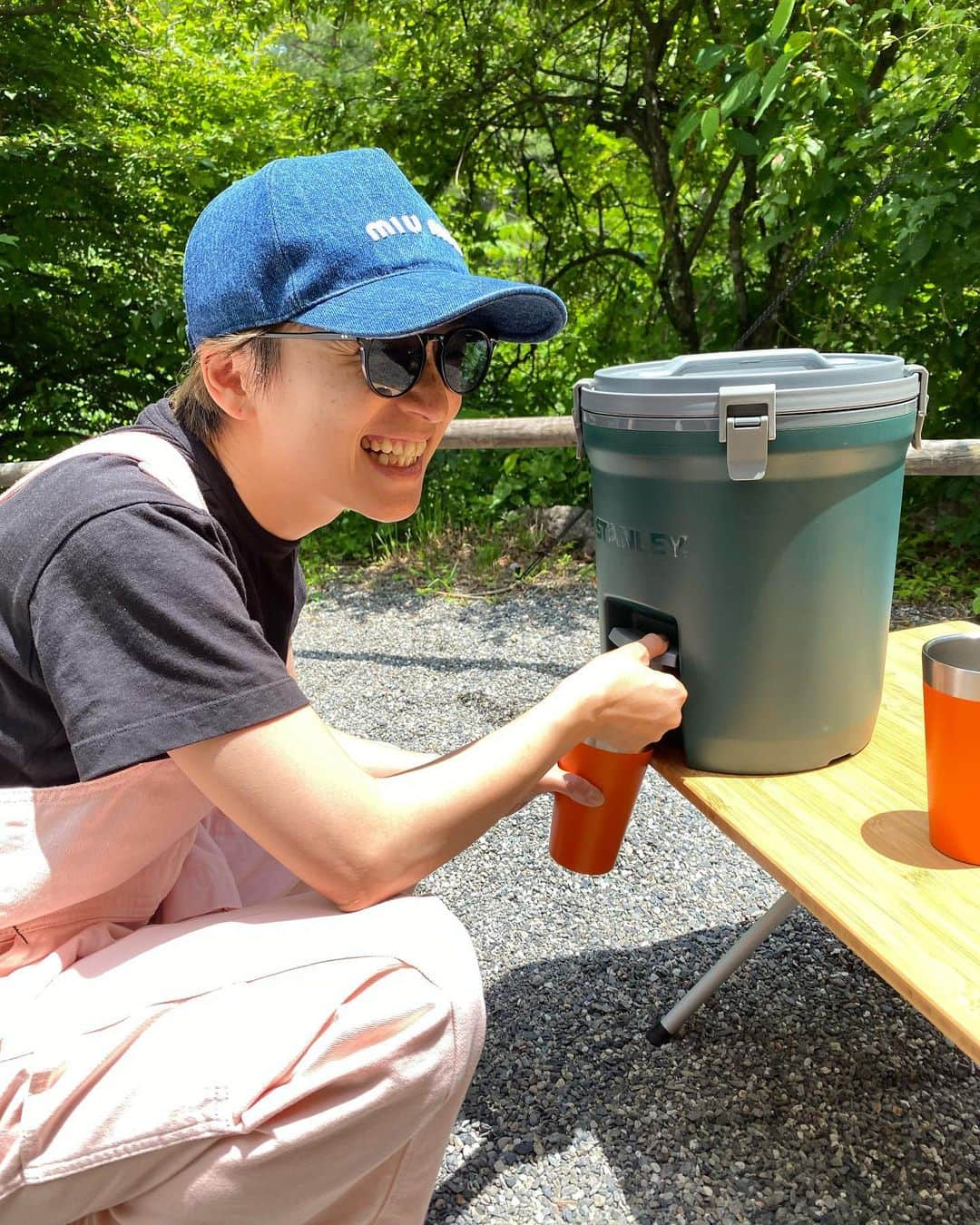 高山都さんのインスタグラム写真 - (高山都Instagram)「外ごはん、難しく考えずに、凝ったことは必要のない簡単で美味しくて多少の応用が効くものを。 せっかくなら見映えも欲張って。 朝はホットサンドでした。 ツナ缶にマヨネーズと塩胡椒、残り物の刻んだイタリアンパセリたっぷりと。 前夜作るはずだったモッツァレラとフルーツトマトは、朝に繰り越し。あとは、白菜とキウイのサラダ、ソーセージも焼いたりして。 味付けも、外料理はとてもシンプルです。 塩、黒胡椒、オリーブオイル、ホワイトバルサミコ酢、ケチャップ、マヨネーズ、醤油、あとはコンソメ、バター、時により少しの味噌を持っていったり。 でも、ほんとうにシンプルです。 あ、レモンは🍋多めに持っていってるかも。なにかと便利！ クーラーボックスに保冷剤しっかり詰めて、それに入るだけの食材を。 美味しい海鮮は焼くだけでよかったりするから、前日に買い出しに行くこともあります。 持ってて便利なのが、　@uniflame_japan の鍋セット。 鍋3つ、ザル、フライパンがコンパクトに収まるので、とりあえずこれがあれば。 コンロはテーブルに取り付け型と、もうひとつカセットタイプを。両方　@snowpeak_official  です。 あとは、 @stanley_jp のウォータージャグも今回から使い始めて、便利！ 見た目も好きです。 まだまだ初心者ですが、やりながら外遊びの楽しみ方もっと工夫したり見つけていきます。 #安井家の外遊び 最後の写真は、渋滞に入る前、意気込んで昼食にコンビニのゆで卵を買って食べたとこ。 ふたりしてモサモサした卵を頬張るのが、なんかおもしろかったなー。」6月19日 22時43分 - miyare38