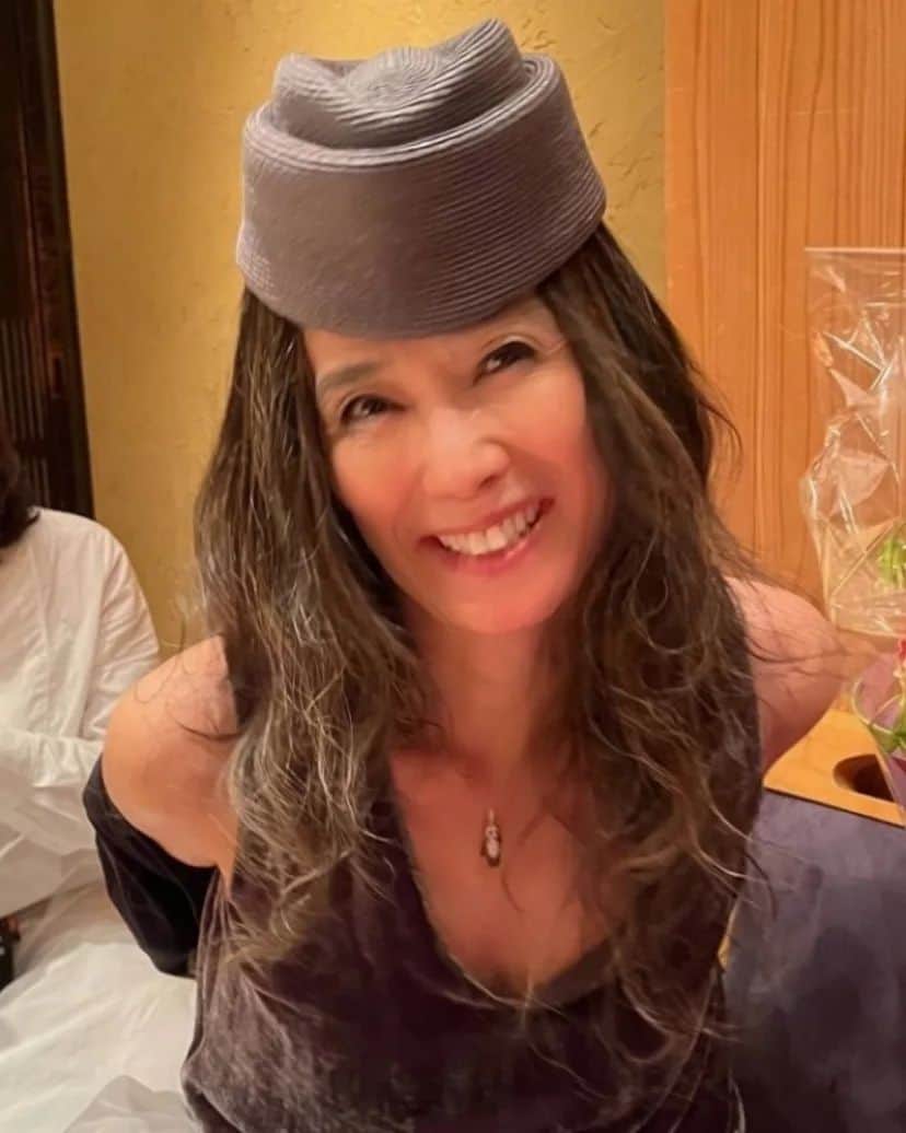 萬田久子さんのインスタグラム写真 - (萬田久子Instagram)「Careyと同じトーク帽　作ってもらったあ～💋❤ #サラ・ジェシカ・パーカー #SarahJessicaParker #SEXANDTHECITY #帽子 #hat  #おそろい #うれしい #萬田久子」6月19日 23時01分 - hisako.manda_official