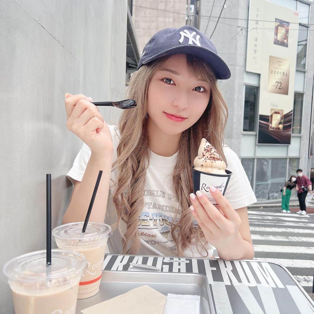 塩川莉世さんのインスタグラム写真 - (塩川莉世Instagram)「ライブ前にお顔もちもちにしてもらってきたった〜ι(˙◁˙ )/ . . ちょっと用事があったついでにスカイツリーの方まで行ってきたよ☺︎いつもどこのサロン行っても肩が凝ってますねって言われるｱｾｱｾ笑　すっきりした！シュッとした？丸くない？ . .  ＃プラーベートサロンMana #プライベートサロンMANA＃葛飾ハイフ＃プライベートサロン#痩身#美尻#美脚#スリムムーブ#四つ木エステ#葛飾ハイパーナイフ#３Dハイフ＃美容女子#アラフォー#アラカン#アラフィフ#ラジオ波フェイシャル#ヒト幹細胞 #cafe #cafè #iceeating #icecream #wonder #newbalance #woomypr #nuera #fashion @solotusalonmana」6月19日 23時07分 - rise_shio
