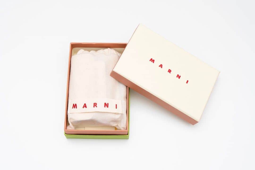 宮坂亜里沙さんのインスタグラム写真 - (宮坂亜里沙Instagram)「MARNI♡ カラーかわいすぎでしょ🤦‍♀️  #marni #ホワイトサファイアーノレザー」6月20日 0時01分 - arsmysk