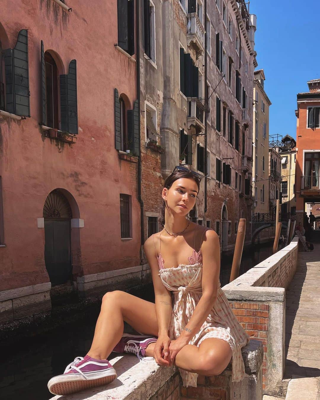 レイチェル・クックさんのインスタグラム写真 - (レイチェル・クックInstagram)「Jussss bein a tourist. It’s pretty easy for me to be in awe of nature… but it’s also amazing to see what humans create. A city on the water is pretty ambitious 😅 Really sent it with this one 😜」6月20日 5時24分 - rachelc00k