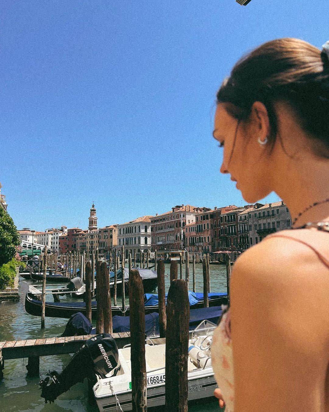 レイチェル・クックさんのインスタグラム写真 - (レイチェル・クックInstagram)「Jussss bein a tourist. It’s pretty easy for me to be in awe of nature… but it’s also amazing to see what humans create. A city on the water is pretty ambitious 😅 Really sent it with this one 😜」6月20日 5時24分 - rachelc00k