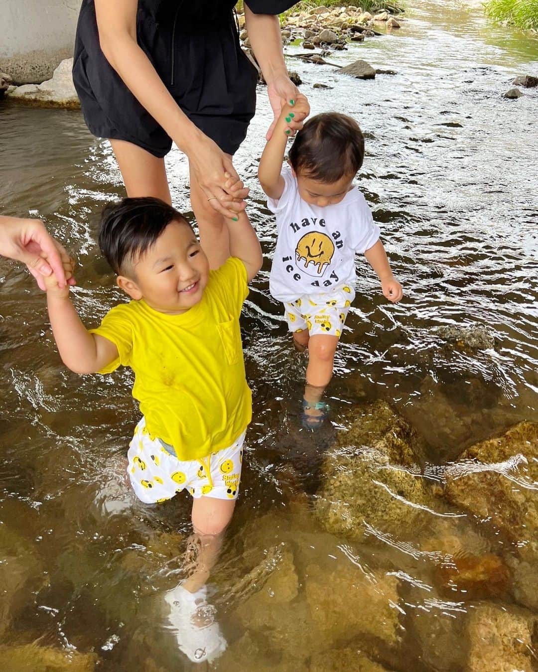Mai Wakimizuさんのインスタグラム写真 - (Mai WakimizuInstagram)「昨日は抜群のお天気だったので、saorin&ayuのfamilyと川遊びして来ました＼(^o^)／お水大好きな息子はそれはそれは大はしゃぎ♡岩だらけでも多少深くてもへっちゃら！とにかく1人でグイグイ行こうとするから目を離せない。笑 おにぎり休憩しては遊んで、を繰り返し最後は全裸で1人踊ってた。笑 川遊びからの焼肉dinner、幸せ過ぎた♡日に日に三枚目キャラになって行く息子、そんな予定ではなかったんだけどなぁ。笑 THE お調子者君です♡ #1歳11ヶ月#1歳男の子#川遊び#住吉川」6月20日 7時06分 - wakkin__m