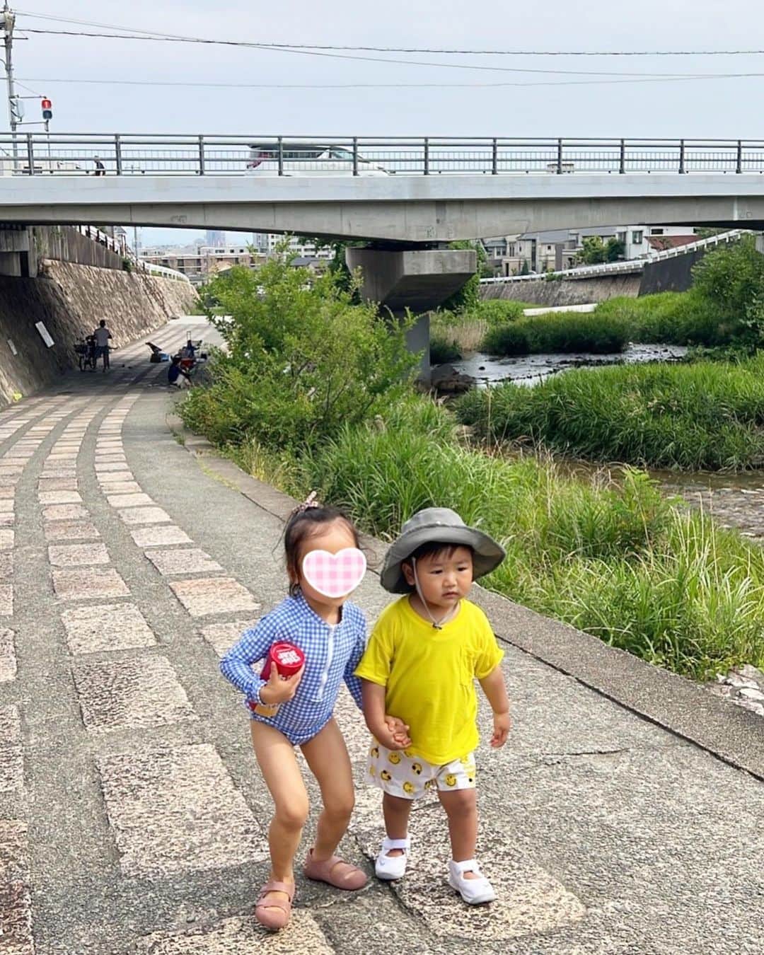 Mai Wakimizuさんのインスタグラム写真 - (Mai WakimizuInstagram)「昨日は抜群のお天気だったので、saorin&ayuのfamilyと川遊びして来ました＼(^o^)／お水大好きな息子はそれはそれは大はしゃぎ♡岩だらけでも多少深くてもへっちゃら！とにかく1人でグイグイ行こうとするから目を離せない。笑 おにぎり休憩しては遊んで、を繰り返し最後は全裸で1人踊ってた。笑 川遊びからの焼肉dinner、幸せ過ぎた♡日に日に三枚目キャラになって行く息子、そんな予定ではなかったんだけどなぁ。笑 THE お調子者君です♡ #1歳11ヶ月#1歳男の子#川遊び#住吉川」6月20日 7時06分 - wakkin__m