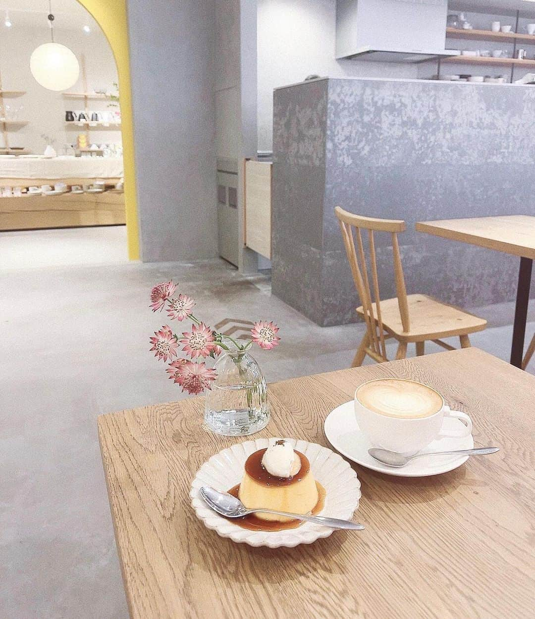 小越春花さんのインスタグラム写真 - (小越春花Instagram)「🍮🥄 Tokonoma Barber Cafe Space🌿.。 ……………………………………………………  固めプリンかわいいい…！ おいしい🫶🏻🫶🏻🫶🏻  いくらハイテンションで来ても落ち着ける空間と 人見知りでも入りやすい✌🏻☺️  #新潟スイーツ部 #新潟スイーツ#新潟カフェ#ぷりん #カフェ巡り#固めプリン #ソロ活 #フィルター加工#カフェラテ」6月20日 7時21分 - haruka_2525_ngt48