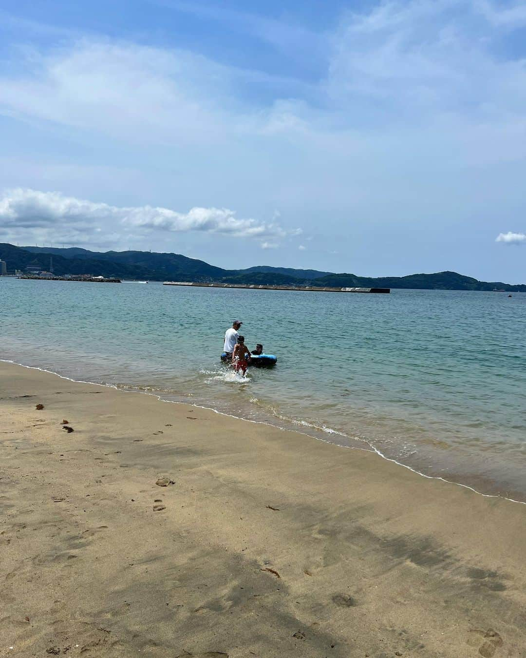 田中彩子さんのインスタグラム写真 - (田中彩子Instagram)「. 土日は親友ファミリーと和歌山へ🏝 去年私たちはコロってしまったから行けなくて🤣 やっとリベンジできたー！笑  大阪から車で1時間少しで行けるし、人も少ないし海も青いし最高だった🏝  海辺のBARは大阪では味わえない雰囲気🥹 今年初の花火も出来て、子供達も大喜び大人たちも大喜びでした🤣❤️  ぱぱ達も盛り上がって、うちのぱぱは帰りの車の中でも今回の旅行のことを機嫌よく振り返ってたからそれも嬉しかったー❤️  お宿は　@wakanoura_epicharis に泊まりました✨ ホテルの方々も優しくて子連れにも嬉しかった👧🏻👦🏻👩🏻👨🏻❤️  最高にリフレッシュできました❤️」6月20日 7時25分 - ayako_tanaka_