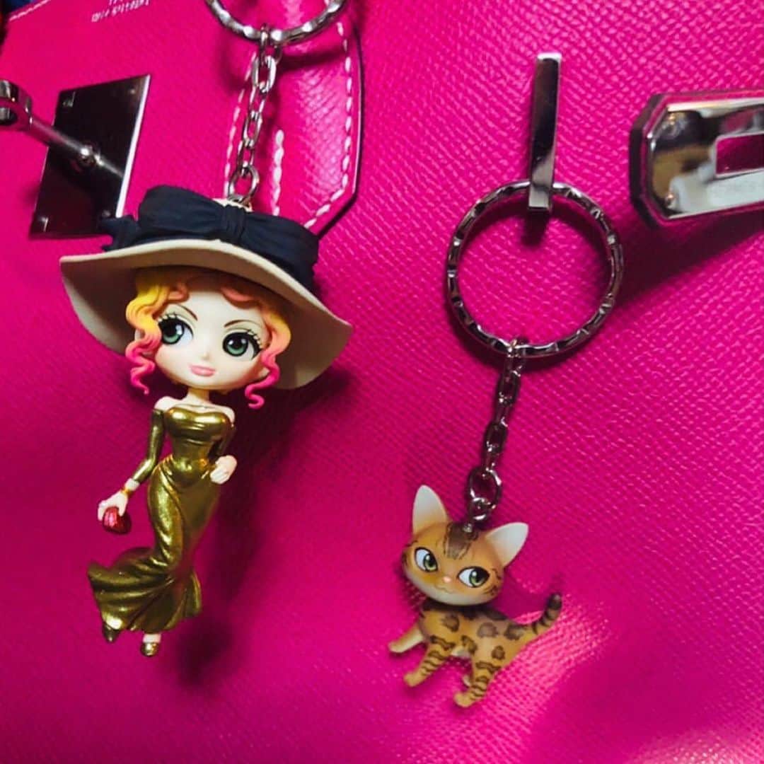 叶姉妹さんのインスタグラム写真 - (叶姉妹Instagram)「⚜️👑やっと！完成いたしましたよ🌹✨  私達の愛する大切な皆さん、 ごきげんいかがでしょうか🥰💖 ファビュラスな💖⚜️幸運のお守りキーホルダー⚜️💎7cmの芸術品💎は、「おへそ」までも表現！💋✨✨ さて、 約3年以上前から長いお時間がかかりましたが… ファビュラスな👑⚜️幸運のお守りキーホルダー⚜️ 何度も何度も改良を繰り返して くださって製作中でしたファビュラスな叶姉妹キーホルダー、Qposket petitですが、やっとこだわりの芸術品が完成いたしましたよ 私達の愛する大切な皆さんからの 以前よりいろいろなプレシャスなご意見と アドバイスもいただき、 リクエストがたくさんありましたので、 ファビュラスな姉の方は「何も入らないバッグ」を持っておりますよ。 それから、やはりたくさんのリクエストがありましたベンガルキャット😺のファビュラス君も💖 グッドルッキング・ガイ達は後ほど。  ファビュラスな💋✨フィギュア「叶姉妹 ファビュラスなQposket」💖 進化した最新のかなり満足度の高い 指先の動きまで叶ポージングも 精密に作られた ファビュラスな叶姉妹フィギュアは、 皆さんのご意見をふんだんに 反映させていただきあまりにも キュートでヘブンリーで アメージングに🥰💖 以前からたくさんの皆さんからの ご意見がありましたバストサイズも 本人同様QとRカップで そしてなんと"⚜️おへそ"⚜️までも 私達の繊細でBODYにピタりとまとわりつくファビュラスなドレスを表現して 芸術的な精密な完成度の状況は まさにファビュラスでアメージングですよ。 バンプレストさんの プライドをもってこだわってくださっている誠実さとクオリティと プロ意識の高さに ファビュラスな姉も私も心から リスペクトですよ🌹✨ また、 私達の愛する大切な皆さんの貴重なご意見やご希望もお聞かせいただき バンプレストさんの皆さんはよくぞ 心折れずに(もしかすると折れてた時も🤔) 私達と同じくらいこと細かに 皆さんからのコメントを読んでいらっしゃってお話しの流れも早くいつも情熱の温度差がない充実した素晴らしい作品愛ですよ💖 Qpoketはディズニープリンセスや 峰不二子、プリキュアなどの ファンタスティックなレジェンドキャラクターのフィギュアに 私達「ファビュラスな叶姉妹Qpoketフィギュア」が ご一緒するのはとても光栄で それに皆さんとご一緒に考えることでの 一体感も凄く楽しくワクワクいたしましたよ😋💖  💎「世の中が見えない危険にさらされて急速に変化する不安定な今、 わたくし達の愛する大切な皆さんが どうか 心身ともに健やかに幸せに 過ごされますように 心より願っておりますよ。🌹✨」  #Qposket #Spotifyの叶姉妹のファビュラスワールド #amazing #heavenly #バラの香り  #precious#fabulous #叶姉妹 #heaven #happy #ファビュラス  #宇宙 #コミケ #叶 #叶ポージングエクササイズ #究極生命体 #peace #peaceful #至福 #幸運 #天使 #女神 #愛するあなたへ」6月20日 10時03分 - kano_sisters007