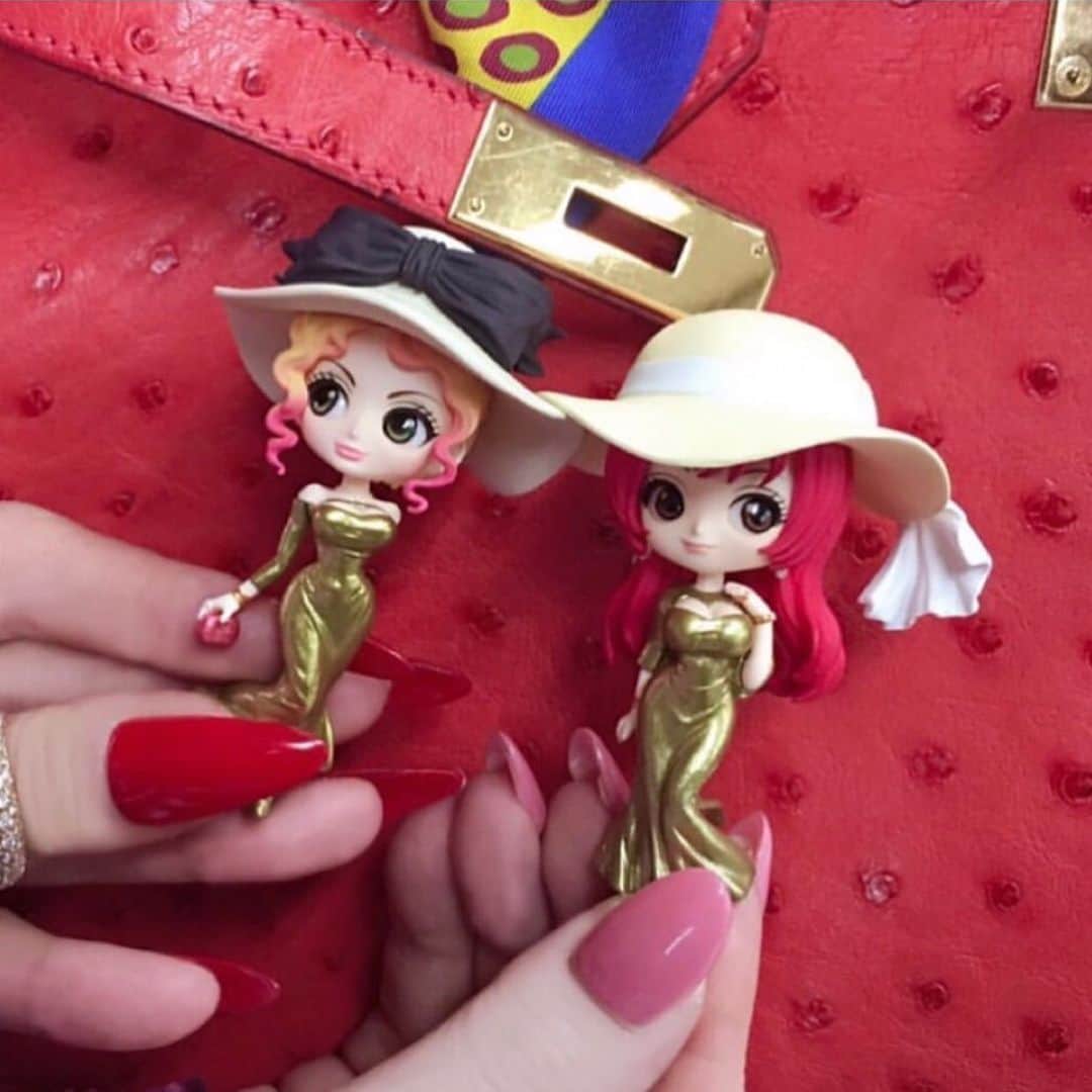 叶姉妹さんのインスタグラム写真 - (叶姉妹Instagram)「⚜️👑やっと！完成いたしましたよ🌹✨  私達の愛する大切な皆さん、 ごきげんいかがでしょうか🥰💖 ファビュラスな💖⚜️幸運のお守りキーホルダー⚜️💎7cmの芸術品💎は、「おへそ」までも表現！💋✨✨ さて、 約3年以上前から長いお時間がかかりましたが… ファビュラスな👑⚜️幸運のお守りキーホルダー⚜️ 何度も何度も改良を繰り返して くださって製作中でしたファビュラスな叶姉妹キーホルダー、Qposket petitですが、やっとこだわりの芸術品が完成いたしましたよ 私達の愛する大切な皆さんからの 以前よりいろいろなプレシャスなご意見と アドバイスもいただき、 リクエストがたくさんありましたので、 ファビュラスな姉の方は「何も入らないバッグ」を持っておりますよ。 それから、やはりたくさんのリクエストがありましたベンガルキャット😺のファビュラス君も💖 グッドルッキング・ガイ達は後ほど。  ファビュラスな💋✨フィギュア「叶姉妹 ファビュラスなQposket」💖 進化した最新のかなり満足度の高い 指先の動きまで叶ポージングも 精密に作られた ファビュラスな叶姉妹フィギュアは、 皆さんのご意見をふんだんに 反映させていただきあまりにも キュートでヘブンリーで アメージングに🥰💖 以前からたくさんの皆さんからの ご意見がありましたバストサイズも 本人同様QとRカップで そしてなんと"⚜️おへそ"⚜️までも 私達の繊細でBODYにピタりとまとわりつくファビュラスなドレスを表現して 芸術的な精密な完成度の状況は まさにファビュラスでアメージングですよ。 バンプレストさんの プライドをもってこだわってくださっている誠実さとクオリティと プロ意識の高さに ファビュラスな姉も私も心から リスペクトですよ🌹✨ また、 私達の愛する大切な皆さんの貴重なご意見やご希望もお聞かせいただき バンプレストさんの皆さんはよくぞ 心折れずに(もしかすると折れてた時も🤔) 私達と同じくらいこと細かに 皆さんからのコメントを読んでいらっしゃってお話しの流れも早くいつも情熱の温度差がない充実した素晴らしい作品愛ですよ💖 Qpoketはディズニープリンセスや 峰不二子、プリキュアなどの ファンタスティックなレジェンドキャラクターのフィギュアに 私達「ファビュラスな叶姉妹Qpoketフィギュア」が ご一緒するのはとても光栄で それに皆さんとご一緒に考えることでの 一体感も凄く楽しくワクワクいたしましたよ😋💖  💎「世の中が見えない危険にさらされて急速に変化する不安定な今、 わたくし達の愛する大切な皆さんが どうか 心身ともに健やかに幸せに 過ごされますように 心より願っておりますよ。🌹✨」  #Qposket #Spotifyの叶姉妹のファビュラスワールド #amazing #heavenly #バラの香り  #precious#fabulous #叶姉妹 #heaven #happy #ファビュラス  #宇宙 #コミケ #叶 #叶ポージングエクササイズ #究極生命体 #peace #peaceful #至福 #幸運 #天使 #女神 #愛するあなたへ」6月20日 10時03分 - kano_sisters007