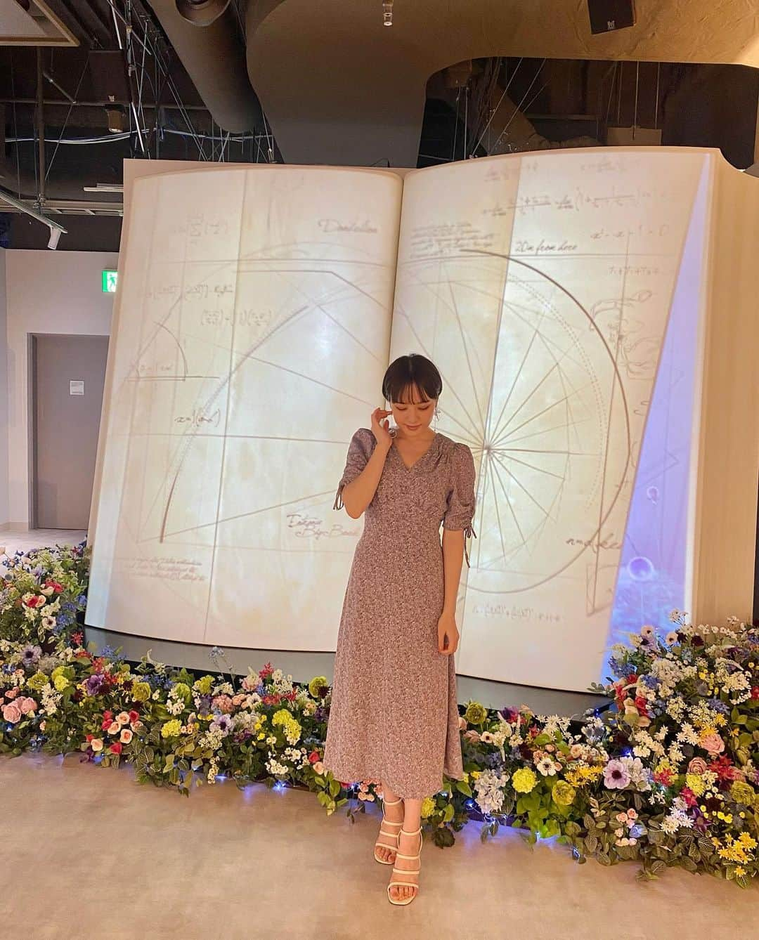 尾台彩香さんのインスタグラム写真 - (尾台彩香Instagram)「. . 🦋📖💐 . #ネイキッドインク  #nakedinc  #有楽町  #マルイ  #五感  #花  #体験  #アート展 #おでかけ #イベント #雨の日デート #アート巡り #ワンピース #flowers #女優 #モデル #サロモ #ポートレート #ショートヘア  #ファッション #オシャレ #メイク  #model #makeup #short #fashion #girls #instagood #photography #尾台彩香」6月20日 12時05分 - colorful0226