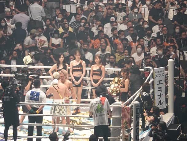 大貫彩香さんのインスタグラム写真 - (大貫彩香Instagram)「ラウンドガールのみんなと！  桜りんちゃん、高橋凛ちゃん、宮原華音ちゃんありがとうございます😊🌸  #R1SE_Force @rise_2003official   昨日の写真を送ってくださる皆様ありがとうございます😊 はあ…🔥興奮が収まりません。わたし今日舞台の顔合わせです。頑張ります！  昨日東京ドームにて行われた 世紀の一戦、格闘技イベント「THE MATCH 2022」は AbemaTVペイパービューではあと5日、 TOKYO MXでは7月24日午後7時からの地上波放送、 特別バージョンを、 それぞれご覧頂けます。  次のRISEは6月24日後楽園で行われます。女性選手のメインイベントも是非ご覧下さいませ❤️‍🔥  #RISE」6月20日 13時45分 - sayaka_oonuki