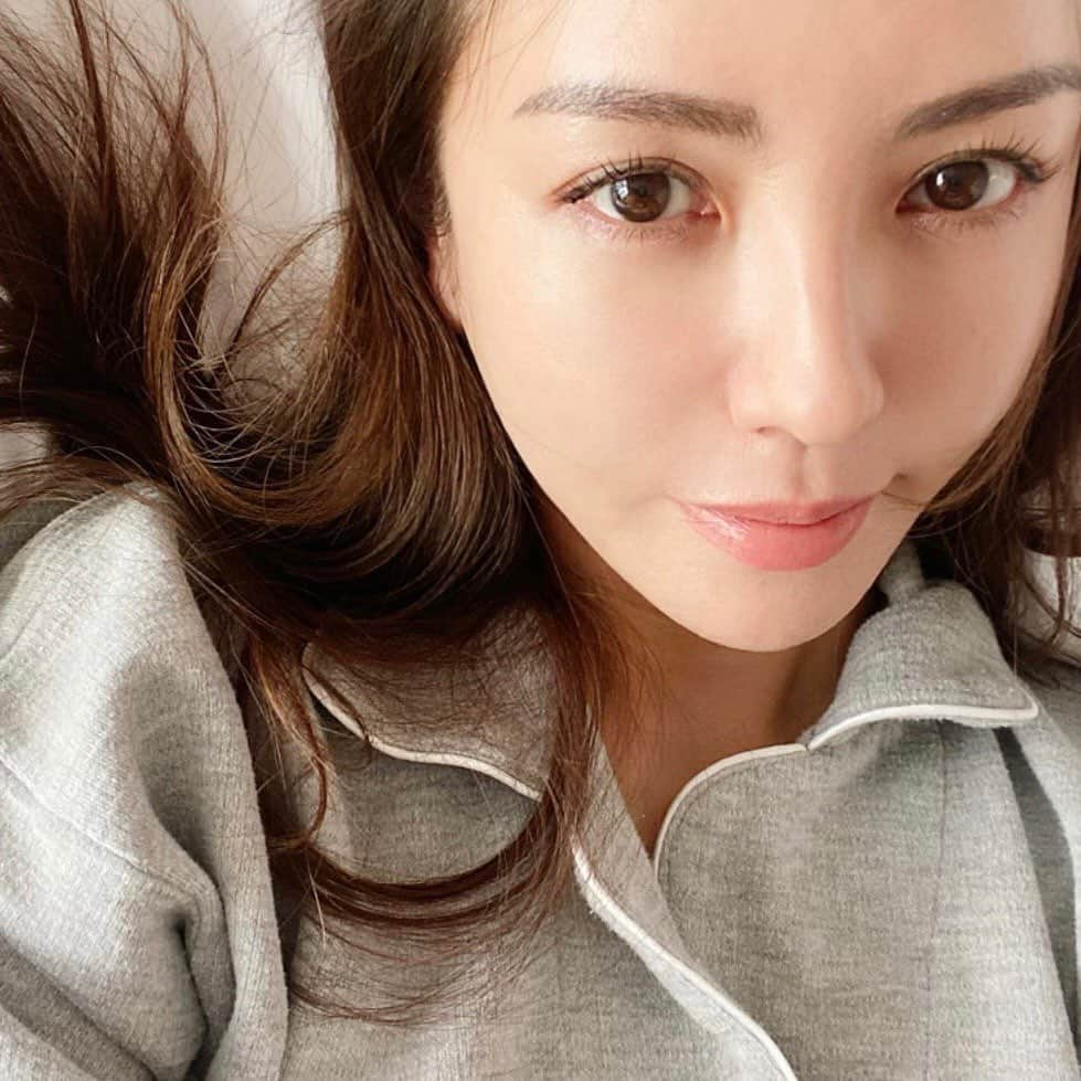 美香さんのインスタグラム写真 - (美香Instagram)「最近、ごわつきやハリ感の不足を感じるお年頃。  撮影の時も紫外線が強くなってお肌の乾燥も気になるし、より一層お肌には気を配りたいです。  一日中マスクをする日もまだまだ多いしお肌のことを考えて、 気になっていた韓国のスキンケアブランドBANOBAGIを使い始めました💗  白いパッケージのMILK THISTLE REPAIR LINEは 乾燥したお肌がしっとりうるおい溢れる感じで、 ピンクのパッケージのCALMING CARE LINEは お肌はしっとりするけど重くないさっぱりとした使い心地◎でした✨  どれももたつかない使用感で気軽に使える。 特に化粧水！ものすごーく良かった。 やっぱり基本の基本ですが化粧水って大切！ ちゅるんとした使用感でお肌がぷるっとした感じ。  気持ち良すぎてクセになりそう。  デザインも可愛いしテンションが上がるよね🙈  #supportedbybanobagi#BANOBAGI#バノバギ  @banobagi.japan　@creemare_official」6月20日 15時40分 - mikaofficial99