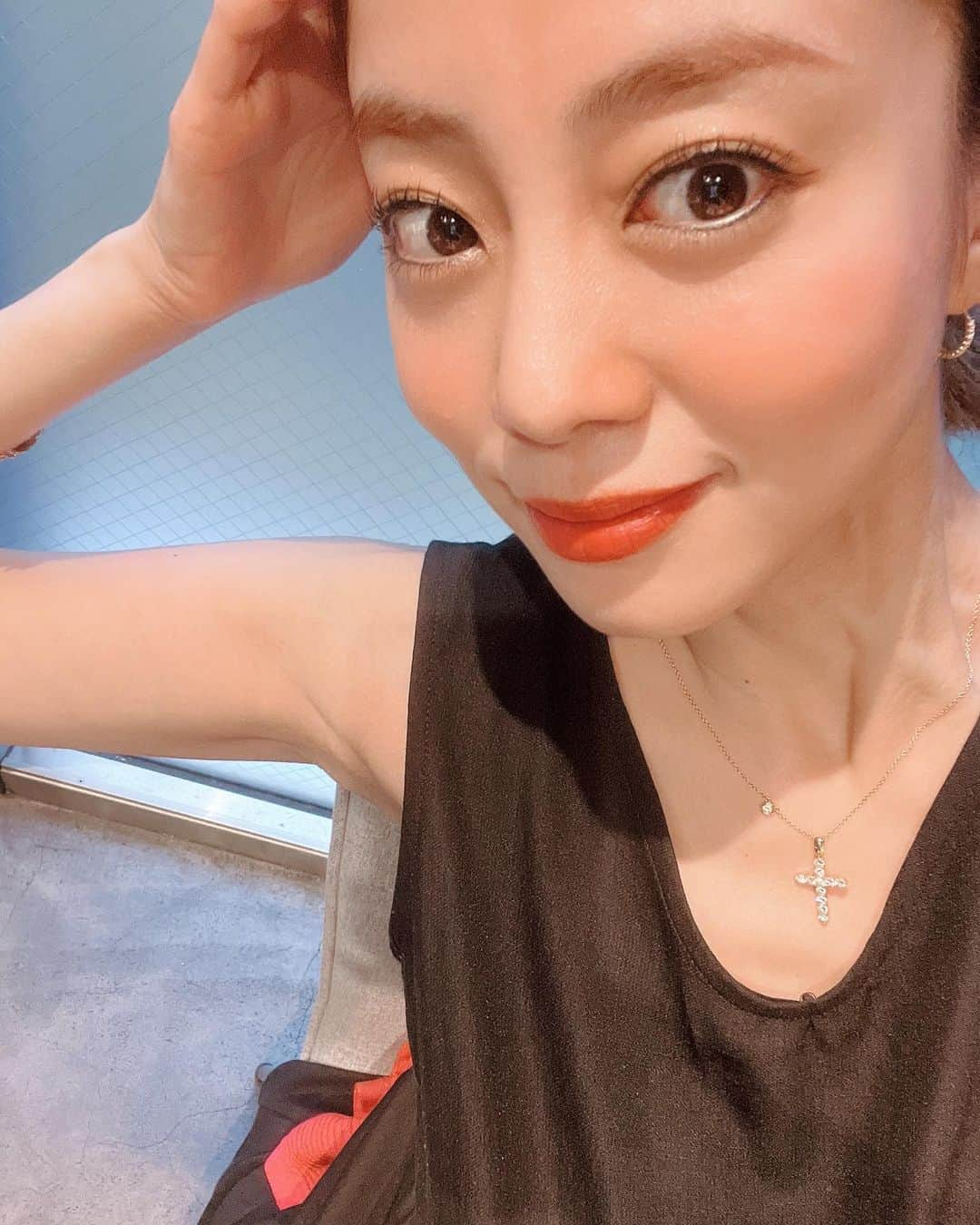 あびる優さんのインスタグラム写真 - (あびる優Instagram)「今週も1週間マイペースに頑張りましょね🥰 最近はナチュラルなツヤ感で落ち着いた色味の赤リップがお気に入り😉💄 赤リップに @a_biru_official 薄く重ね塗り💋  #make#makeup#redlips#メイク#メイクアップ#💄」6月20日 15時46分 - yuabiru74