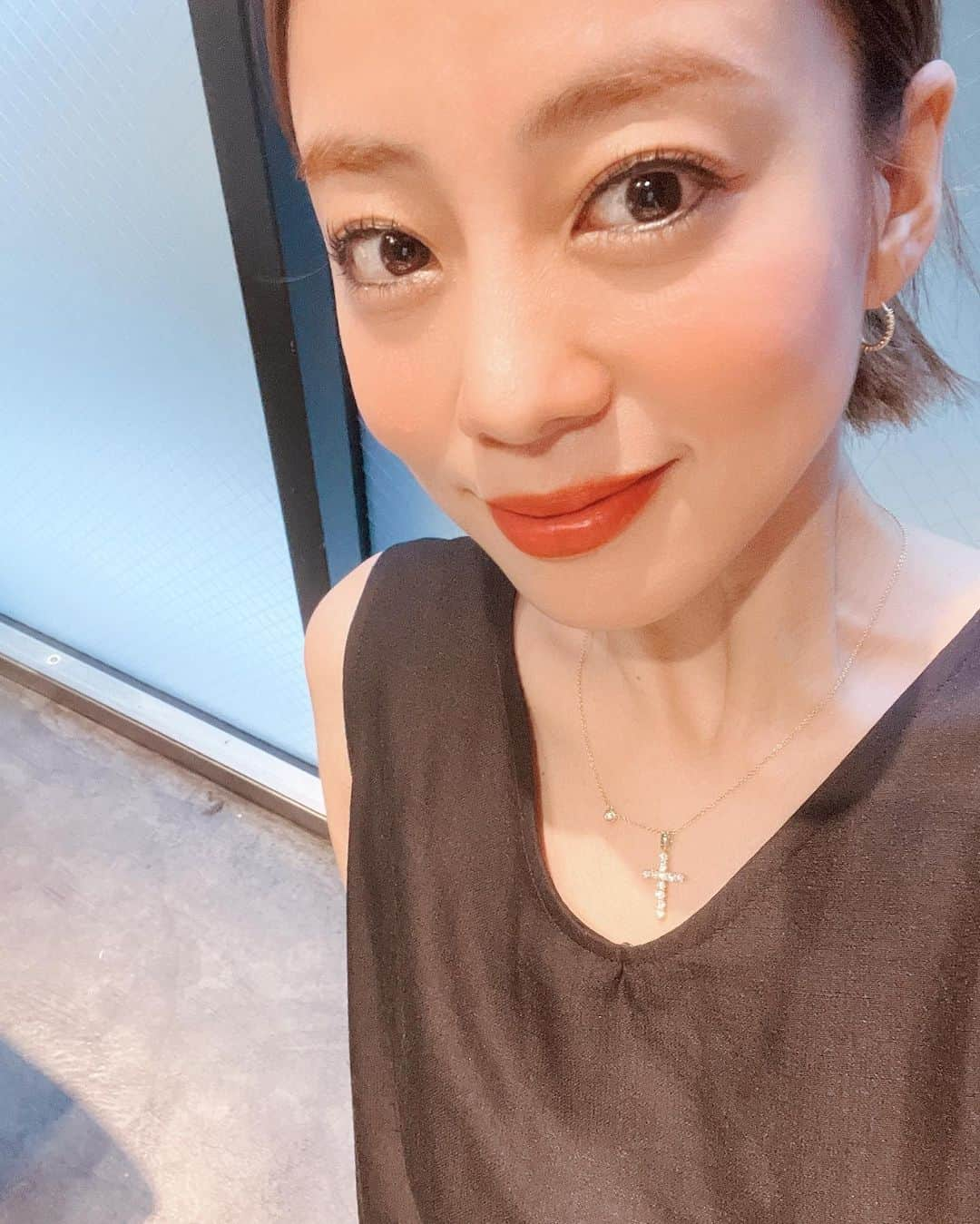 あびる優さんのインスタグラム写真 - (あびる優Instagram)「今週も1週間マイペースに頑張りましょね🥰 最近はナチュラルなツヤ感で落ち着いた色味の赤リップがお気に入り😉💄 赤リップに @a_biru_official 薄く重ね塗り💋  #make#makeup#redlips#メイク#メイクアップ#💄」6月20日 15時46分 - yuabiru74