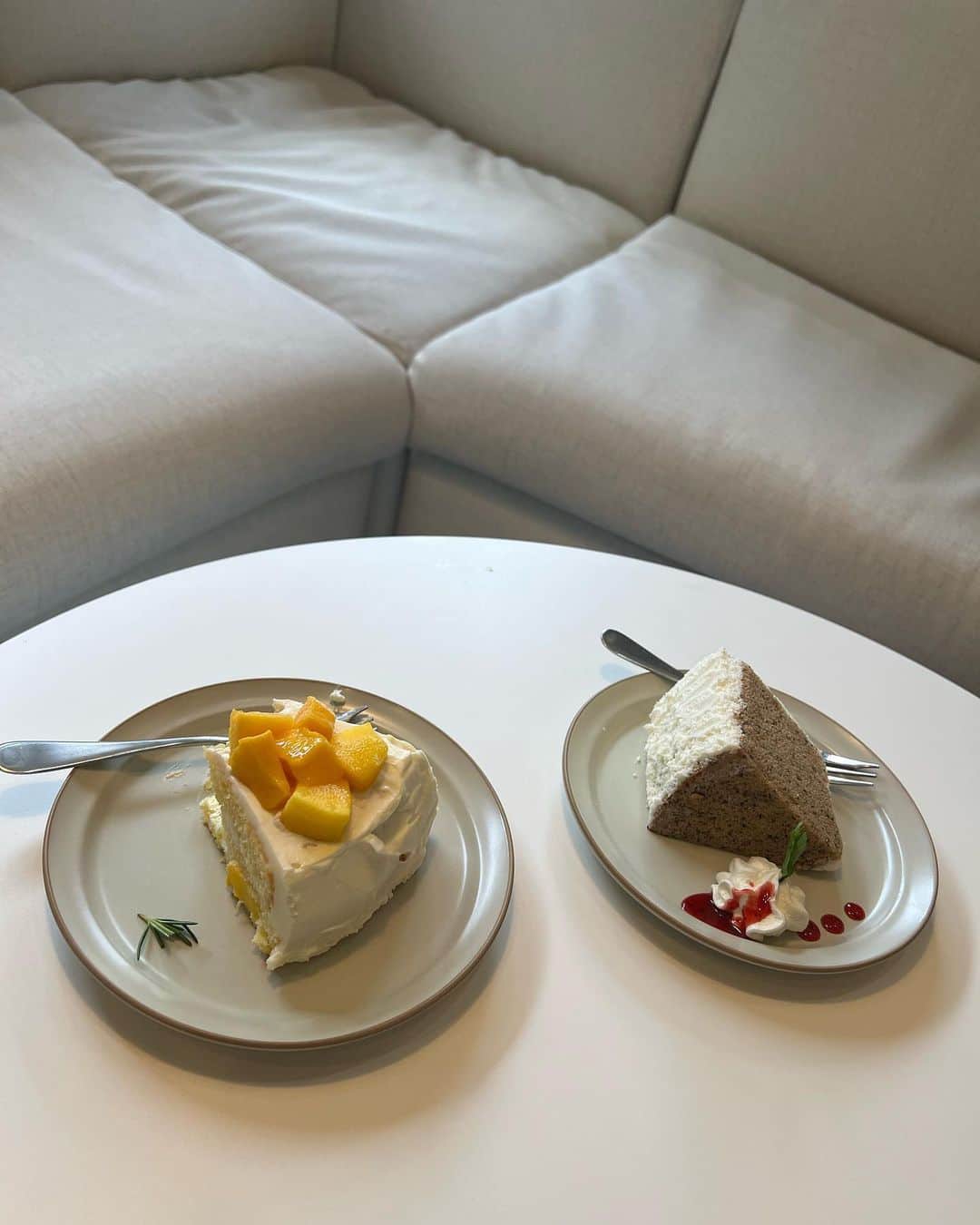 yuukachiさんのインスタグラム写真 - (yuukachiInstagram)「카페 순회☕︎︎‎𓂃 𓈒𓏸  レディディオール この色味 あんま被らなくてお気に入り♡ サイズも普通のより少し小さめのサイズで 肩がけしやすいサイズで好き🫧  ここのカフェ推し活してる人多くて 店内も韓国の歌ばっかりで雰囲気好きだった☕️🌿  📍場所は2枚目にタグ付けしてます 服もタグ付けしてるよ〜👗  #福島カフェ#大阪カフェ#推し活 #推し活カフェ#韓国風カフェ#大阪ランチ #レディディオール#レディディオールミニ」6月20日 16時46分 - yuuka_stagram