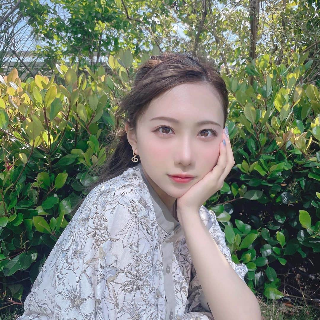 きりたんぽさんのインスタグラム写真 - (きりたんぽInstagram)「去年くらいから夏はずっとこのファンデなの😘マスクの付け外ししても崩れにくい🥺😷✨ 全部で16色あるからその中から自分の肌にピッタリな色見つかるよね🌱Meは112番だわっ😙全国のドラッグストアやバラエティショップ、Amazon、楽天市場などのECサイトからも購入できるよん🛍✨   #メイベリン #PR #フィットミー #ぴったり色がぴったり密着 #ファンデーション」6月20日 17時02分 - kiritampopopo