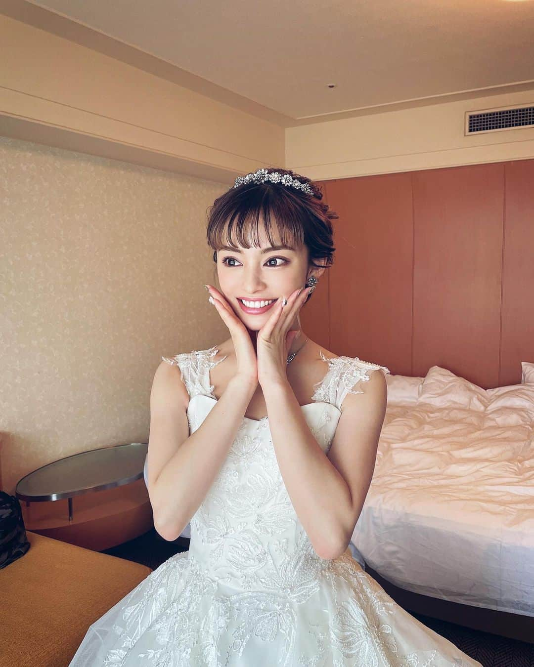 SHO-NOさんのインスタグラム写真 - (SHO-NOInstagram)「浦安ブライトンホテル東京ベイ様 @urayasubrightonhoteltokyobay  素敵なドレスにヘアメイクありがとうございます👗💄✨ ⁡そして ちょーーーー楽しい撮影でした✌️ そして @tarokamitani_tiaradesigner さんの素敵なティアラ👑💕 ⁡背景が控え室ですみませんw . . .  #ウエディングドレス #ウエディングヘア #ウエディングフォト #プレ花嫁 #花嫁 #模擬挙式 #ウエディングモデル #weddingdress #wedding #weddingphotography #浦安ブライトンホテル東京ベイ #ホテル挙式 #ホテルウエディング #ティアラ #tiara #ブライダルモデル #ブライダルアクセサリー #ブライダルヘア #ウエディングモデル」6月20日 17時54分 - shono.contact