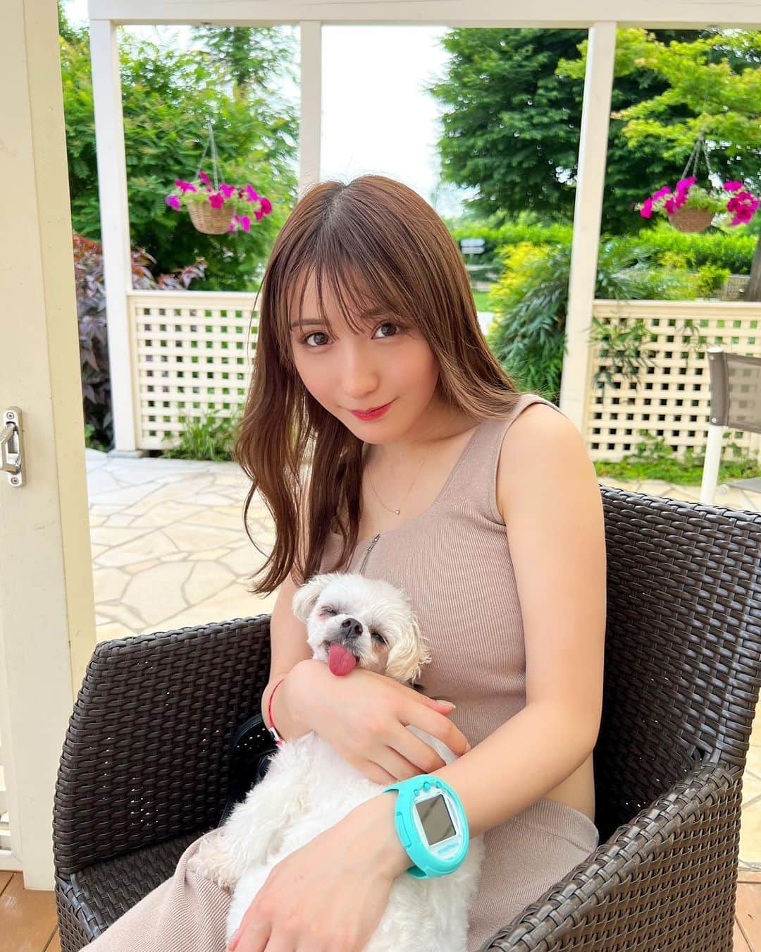 伊藤愛真さんのインスタグラム写真 - (伊藤愛真Instagram)「ちょっと夏のコンプレックスの話🥹 自己満文章、ただただ聞いて欲しいだけだから まじで長くなるので無理して読まないでね😂 . ※腕でてる写真意外と少なくて かわいいハナと一緒の写真投稿させてください笑※ . . 夏になると腕出すことが多くて というより腕出したくて🤣 . でも生まれつき腕にあざがあって いつもコンシーラーで隠して腕出してたの🥲(隠してたから全然わからないかもしれないけど) ほんっとに小さい時からコンプレックスで コンシーラー使うのも面倒だから レーザー当てたいって思ってたんだけど どこのクリニックも消えるかわからないって言われちゃって なかなか踏み出せなかったんだけど 唯一消せるかもしれないって希望をくれたところがあって！ さっそく1回目のレーザー受けてきたの！ 今は瘡蓋になって取れるのを待ってる状態🙃 ぽろぽろ取れてきたけど、すごくあざが薄くなってる気がする！ 全部剥がれるのが楽しみで仕方ない！ コンプレックスが1つ消えそうで本当に嬉しいし希望ができた これで腕を思い切り出せるんだあって思ったら本当泣きそう . あざ気になってる方 よかったら @dr_ando に相談してみて欲しいな . もしかしたら濃くなるかもっていうこともあるっていうの言われたけど やるしかないって思って 24歳にして初めてレーザー受けた！ 少しでも勇気になればなあと思って投稿しました🥹 最後まで見てくれてありがとう！ beforeの写真はコンプレックスだから出したくないんだけど、、笑 また経過報告します！ . . はあ、ハナかわいすぎ🐶以上！」6月20日 19時40分 - __emagram