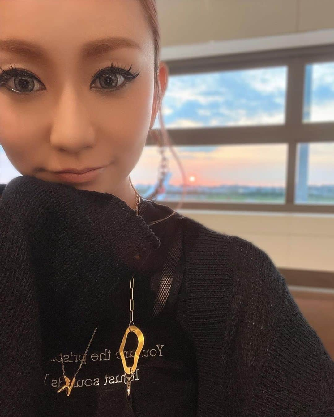 倖田來未さんのインスタグラム写真 - (倖田來未Instagram)「. 福岡空港からの夕陽がとてもきれいでした！！ ⁡ また素敵な思い出を作りに遊びに来ます！！ ⁡ #福岡 #オフショット #fendi  #yohjiyamamoto #limifeu #alexanderwang #fashion #私服 #kodakumi #倖田來未」6月20日 19時41分 - kodakumi_official