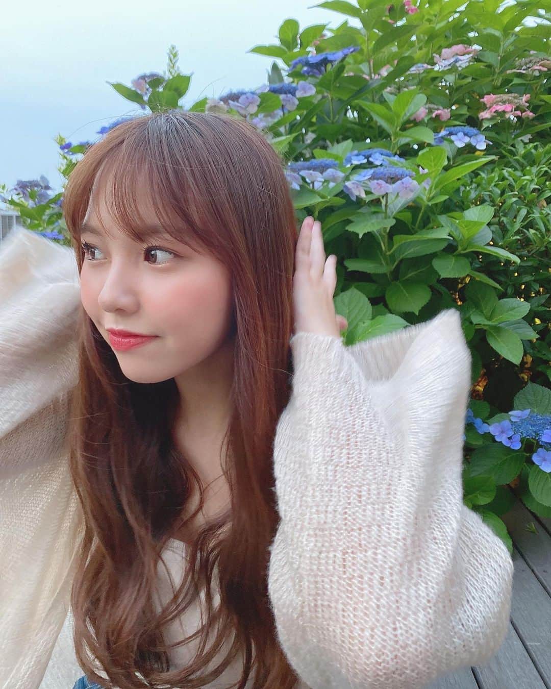 本郷柚巴さんのインスタグラム写真 - (本郷柚巴Instagram)「髪の毛ボサボサや〜😷  今日もよく頑張った☁️  #ファッション #ootd #無地 #花」6月20日 20時33分 - h.yuzuha_0112