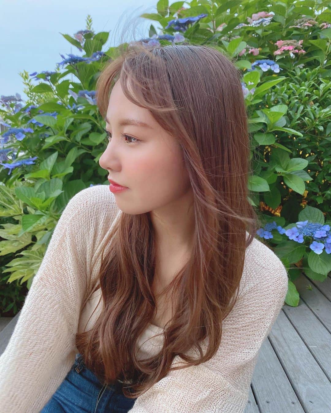本郷柚巴さんのインスタグラム写真 - (本郷柚巴Instagram)「髪の毛ボサボサや〜😷  今日もよく頑張った☁️  #ファッション #ootd #無地 #花」6月20日 20時33分 - h.yuzuha_0112