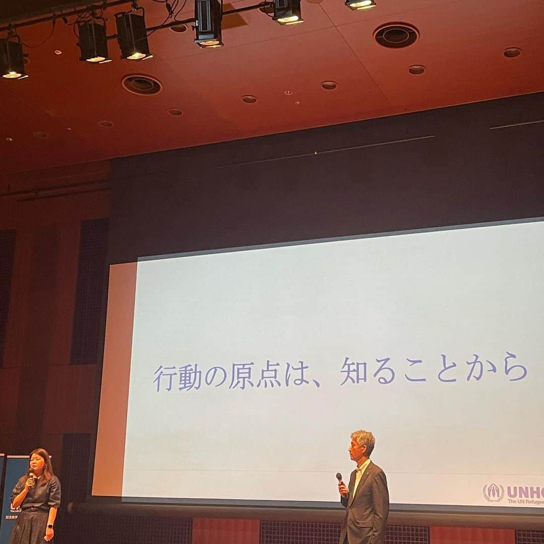 犬山紙子さんのインスタグラム写真 - (犬山紙子Instagram)「今日は世界難民の日。 @japanforunhcr のイベントに行ってきました。  世界の難民、国内避難民の数は一億人。78人に1人が故郷を追われています。 その4割4000万人は子どもたち。 十分な教育が受けられない、働かなければいけない、児童婚しなければならないなど様々な問題を抱えています。とてもじゃないけど持続可能な社会ではなく、子どもたちが負のスパイラルに巻き込まれていると痛感します。  また、障害を抱えた難民は1200万人。その8割以上は戦争の結果に障害を抱えた人。 障害を抱えた方は仕事を探すことすら難しい現状があります。  ウクライナだけでなく、ミャンマー、アフガニスタン、イエメン、シリア、ベネズエラ、エチオピア……たくさんの難民が支援を必要としています。 まずは知ること、そして何かできることをすること、今日は　#世界難民の日  シェアが広がってほしいなと思います。  unhcr.org/jp/ #難民とともに」6月20日 20時47分 - inuyamakamiko