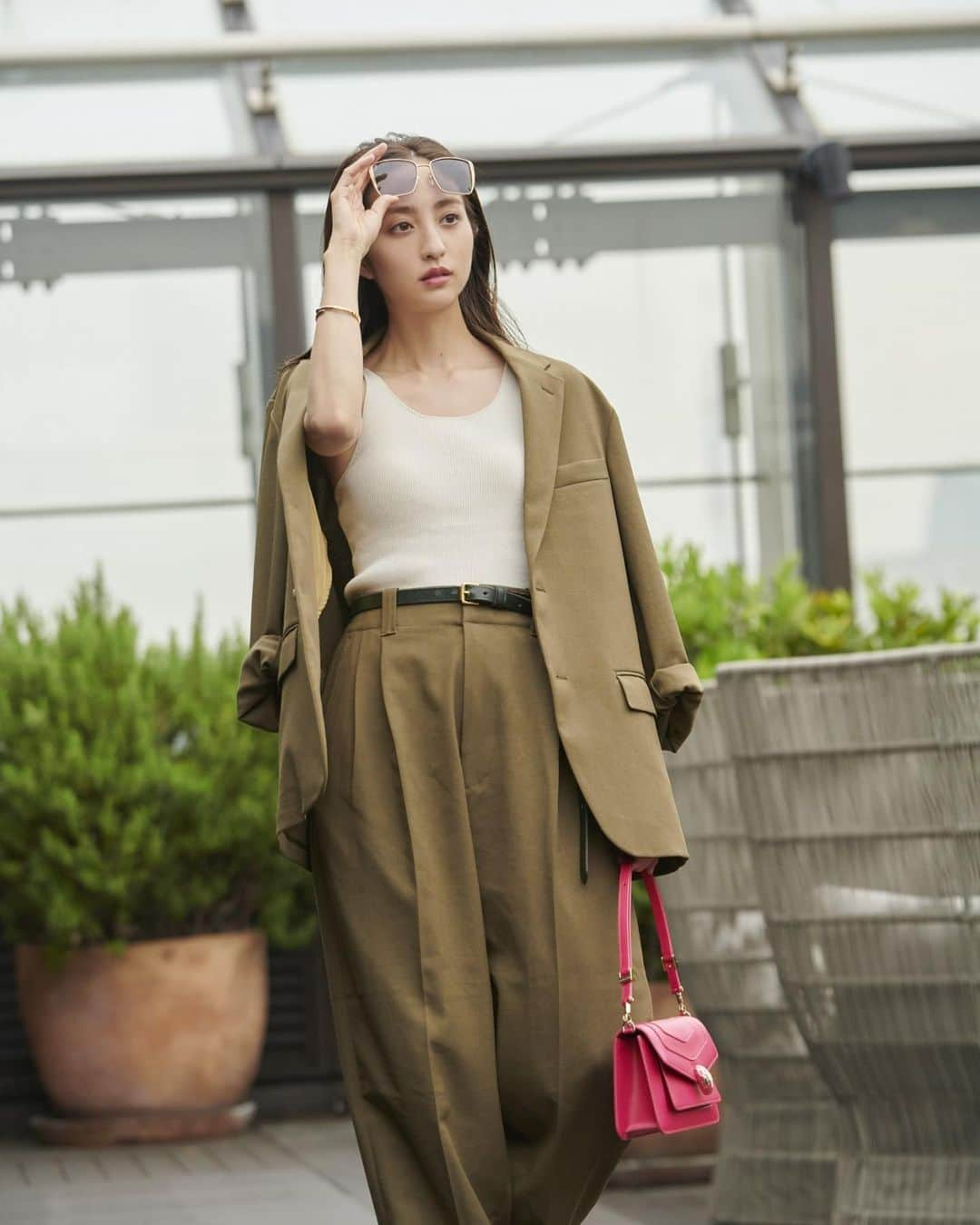 堀田茜さんのインスタグラム写真 - (堀田茜Instagram)「夏はシンプルな服にラグジュアリーなサングラスのバランスが好き🤍 レンズの色がとっても綺麗なBulgariのサングラスをかけて…今年の夏はどこ行こうかなー今年こそ海行きたいなー。😌🐍  sunglasses, bag, bangle : @bulgari  #BulgariEyewear #BulgariAccessories #BulgariWatchJewelry」6月20日 20時52分 - akanehotta