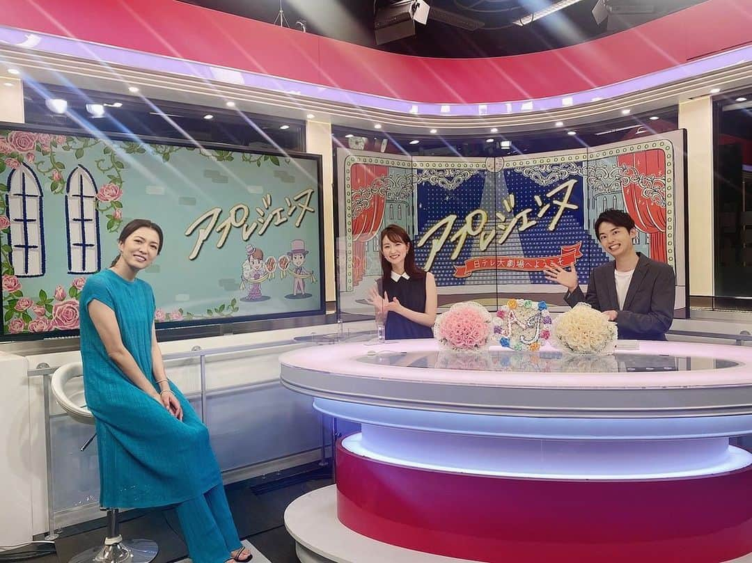 安蘭けいさんのインスタグラム写真 - (安蘭けいInstagram)「日テレnews24でご視聴頂ける『アプレジェンヌ』の収録に行ってきました✨ 宝塚を愛してくださるアナウンサー、中島芽依さんと安藤翔さんのおかげでとても楽しい時間でした💕 安藤アナの奥さんは下級生の花里まなちゃん。お2人の結婚式にも参加させて頂いていて、ご縁を感じております✨  3人の方からコメントを頂き、話に華が咲きましたよ〜💕 心からありがとう☺️ 6/25放送です。よろしかったら観てください❣️  衣装 #DAMA collection ジュエリー #lizipress  #日テレnews24  #アプレジェンヌ #中島芽衣 アナウンサー #安藤翔 アナウンサー #花里まな ちゃん #宝塚愛 #ありがとうございます」6月20日 21時07分 - toko_aran