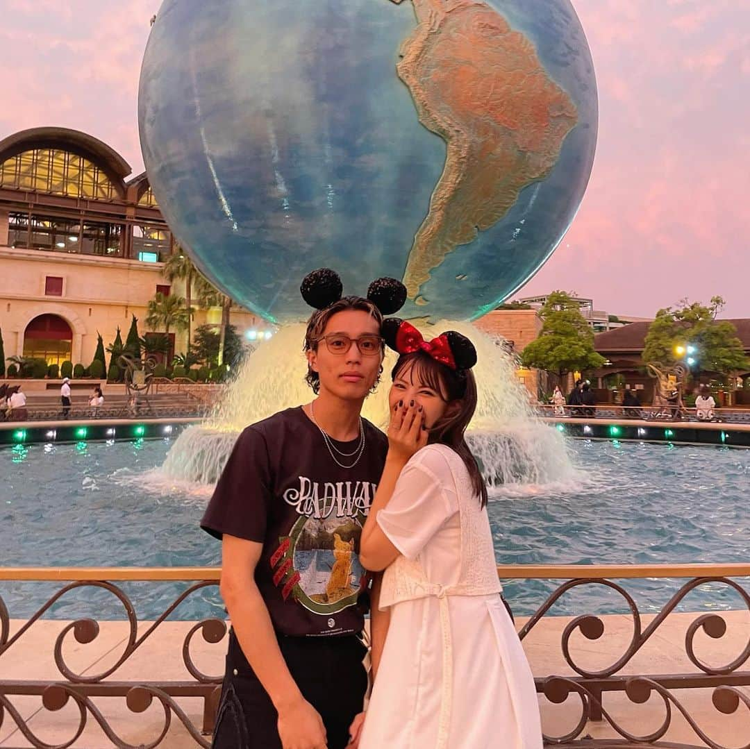 木下ひなこさんのインスタグラム写真 - (木下ひなこInstagram)「夫婦になってから 初めてのDisneyでした🫶🌈  何回行っても 違った楽しさがあって 夢の国は本当にスゴイなぁ、、🥹👏  これからも たくさん思い出つくろうね🫡!!! ((夕日がとってもキレイなディズニーでした🙌))  #Disney#disneysea#tds#tdr#tokyo#japan#disneyresort#ディズニー#ディズニーシー#白コーデ#ブラックコーデ#夫婦#夢の国」6月20日 21時42分 - hinako_0525