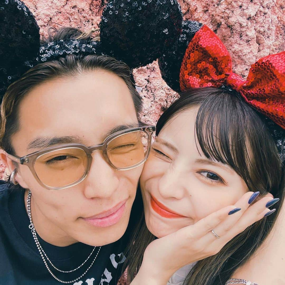 木下ひなこさんのインスタグラム写真 - (木下ひなこInstagram)「夫婦になってから 初めてのDisneyでした🫶🌈  何回行っても 違った楽しさがあって 夢の国は本当にスゴイなぁ、、🥹👏  これからも たくさん思い出つくろうね🫡!!! ((夕日がとってもキレイなディズニーでした🙌))  #Disney#disneysea#tds#tdr#tokyo#japan#disneyresort#ディズニー#ディズニーシー#白コーデ#ブラックコーデ#夫婦#夢の国」6月20日 21時42分 - hinako_0525