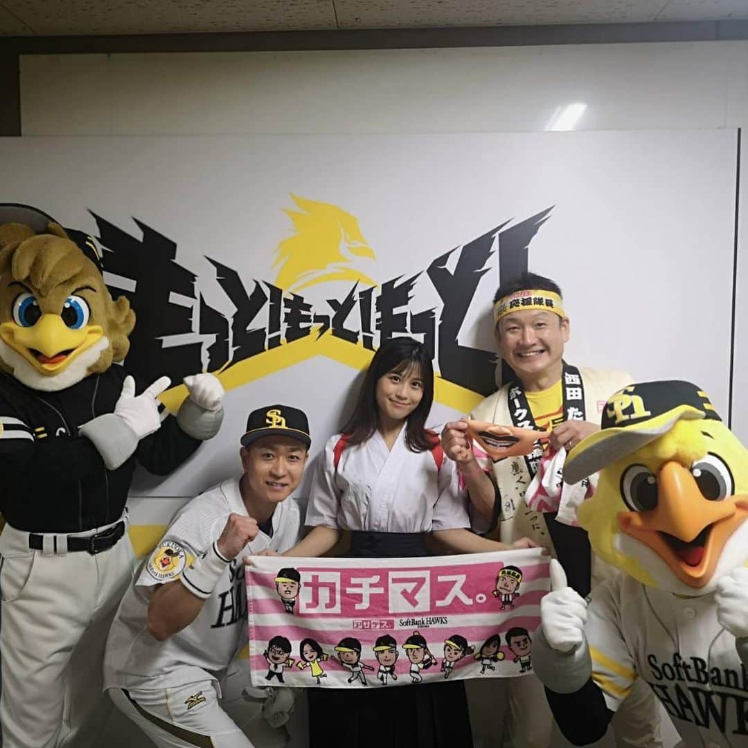 松下由依さんのインスタグラム写真 - (松下由依Instagram)「⚾️⚾️⚾️  3年ぶりの『アサデス。デー』 あっという間に終わってしまいました！ 楽天に3連勝して首位奪還 最高の日になりました！！  終始緊張していたんですが、 グラウンドに降りた時、 3000人が掲げるピンクの「カチマス。タオル」がみえて 少し緊張がほぐれました😂 藤本監督があれだけいると、心強いしやはり迫力があります🔥  初のイベントで 視聴者の皆様のお顔が見られたことがとっても嬉しかったです。 またお会いできる日を楽しみにお仕事に励みます。  スポーツキラリ★ 今後ともよろしくお願い致します⚾️🔥  #アサデスデー #沢山の写真ありがとうございます #スポーツキラリ」6月20日 22時07分 - matsushita_yui_kbc