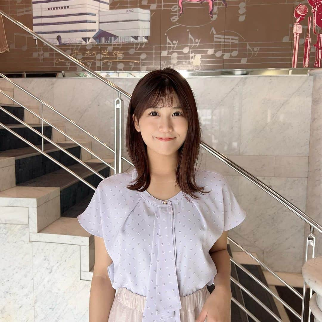 松下由依さんのインスタグラム写真 - (松下由依Instagram)「⚾️⚾️⚾️  👗  アサデス衣装･:*+.  ＊ブラウス #GLACIER  ＊スカート #GLACIER  「アサデス。デー」特集 裏側をたっぷりお届けしています。 明日は盛り上がったトークショー🌟 松田選手、東浜選手の先輩後輩コンビが 参加してくださいました！！お楽しみに☺︎  衣装は 淡いラベンダーのブラウス。 垂れ下がるネクタイが可愛くて スカートはふっわふわ。 優しいプリーツの光沢が綺麗です。  #アサデス #衣装 #アナウンサー #fashion  #ファッション #夏 #コーデ」6月20日 22時22分 - matsushita_yui_kbc