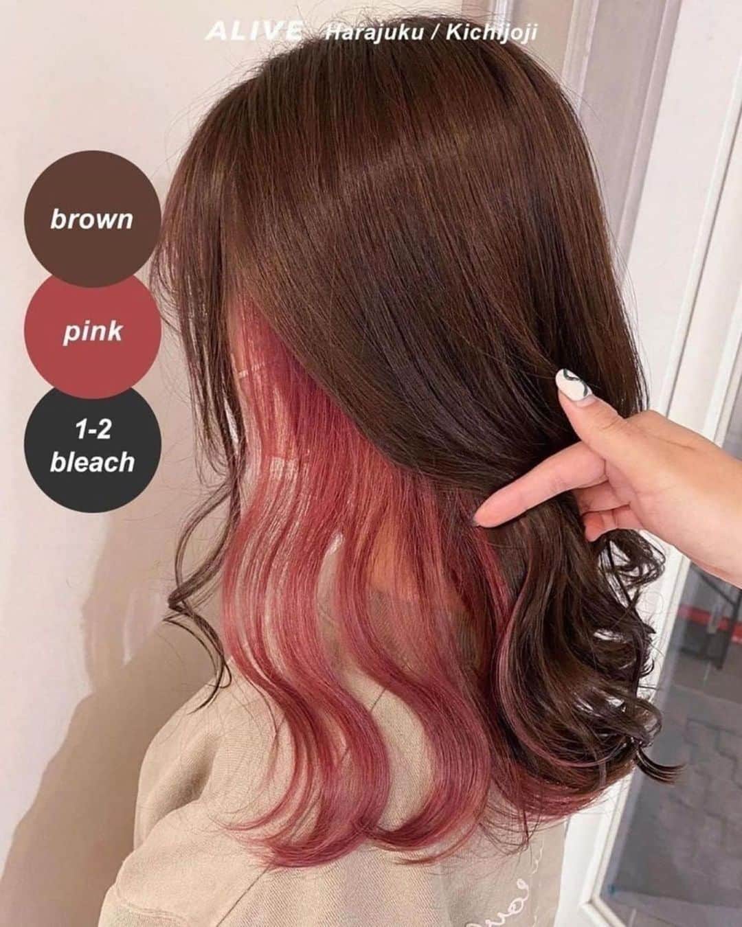 ALIVEさんのインスタグラム写真 - (ALIVEInstagram)「【保存するだけで使える！ #インナーカラー × #ピンクカラー ヘアカタログ】  保存しておくだけで使える、 ALIVEオリジナルのヘアカタログです💡 同系色のヘアカタログまとめになるので、 微妙なニュアンスの差も比較してみてくださいね🙆🏻‍♀️  今回のまとめは #インナーカラー × #ピンクカラー です✨ ぜひ参考にしてみてくださいね！  ================================= @alivehair では、ヘアカタログや流行の ヘアカラー・ヘアスタイルに関する 情報を毎日更新中です💫 あなたの取り上げてほしいテーマを コメントすると記事になるかも？ ぜひフォローしてチェックしてください💡 =================================  ================================= ✂️PRICE（店舗により金額が異なります。 クーポンもありますのでぜひご活用ください💁🏻‍♀️） ・グラデーションカラー：¥11,000〜 ・バレイヤージュカラー：¥22,000〜 ・ハイライト：¥15,400〜 =================================  #美容院 #美容室 #原宿美容室 #吉祥寺美容室 #ブリーチあり #ブリーチ #インナーカラー #インナーピンク #ラベンダーピンク #ピンクカラー #サクラピンク #チェリーピンク #ペールピンク #フェイスフレーミング #イヤリングカラー #韓国カラー #暖色カラー #ミルクティーベージュ #ショコラピンク #ピンクベージュ #ピンクブラウン」6月20日 23時27分 - alivehair