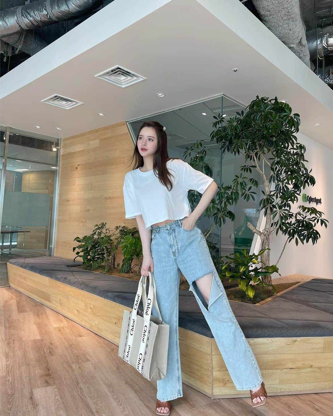 野崎萌香さんのインスタグラム写真 - (野崎萌香Instagram)「🐑❤️‍🔥🌿.  Denim... @rokhofficial   Bag... @chloe   T shirt＆sandal... @zara」6月20日 23時27分 - moeka_nozaki