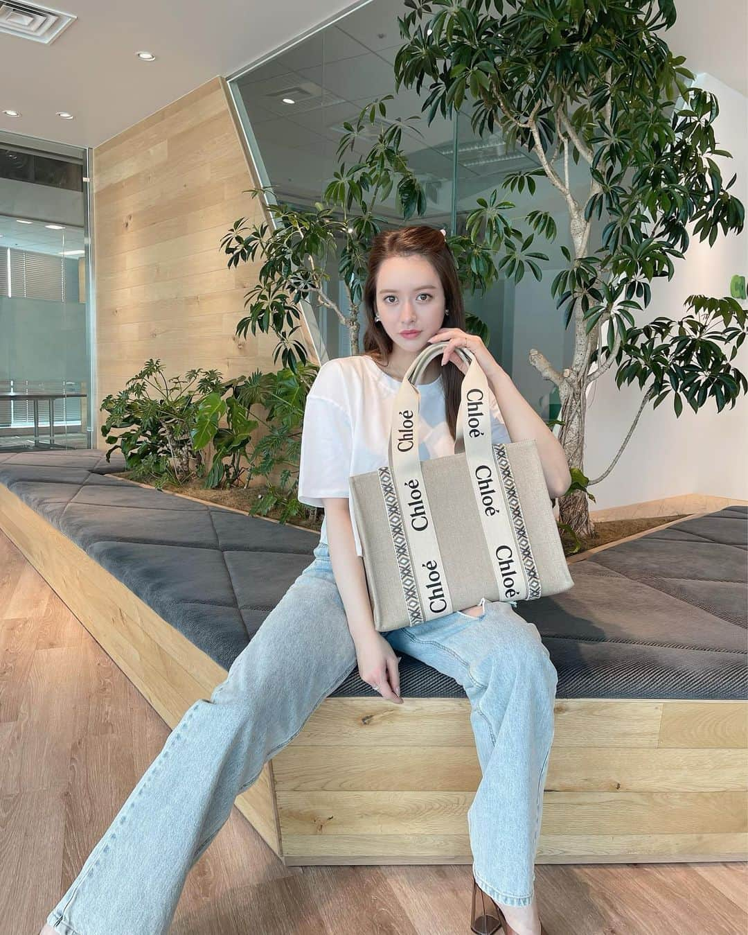 野崎萌香さんのインスタグラム写真 - (野崎萌香Instagram)「🐑❤️‍🔥🌿.  Denim... @rokhofficial   Bag... @chloe   T shirt＆sandal... @zara」6月20日 23時27分 - moeka_nozaki