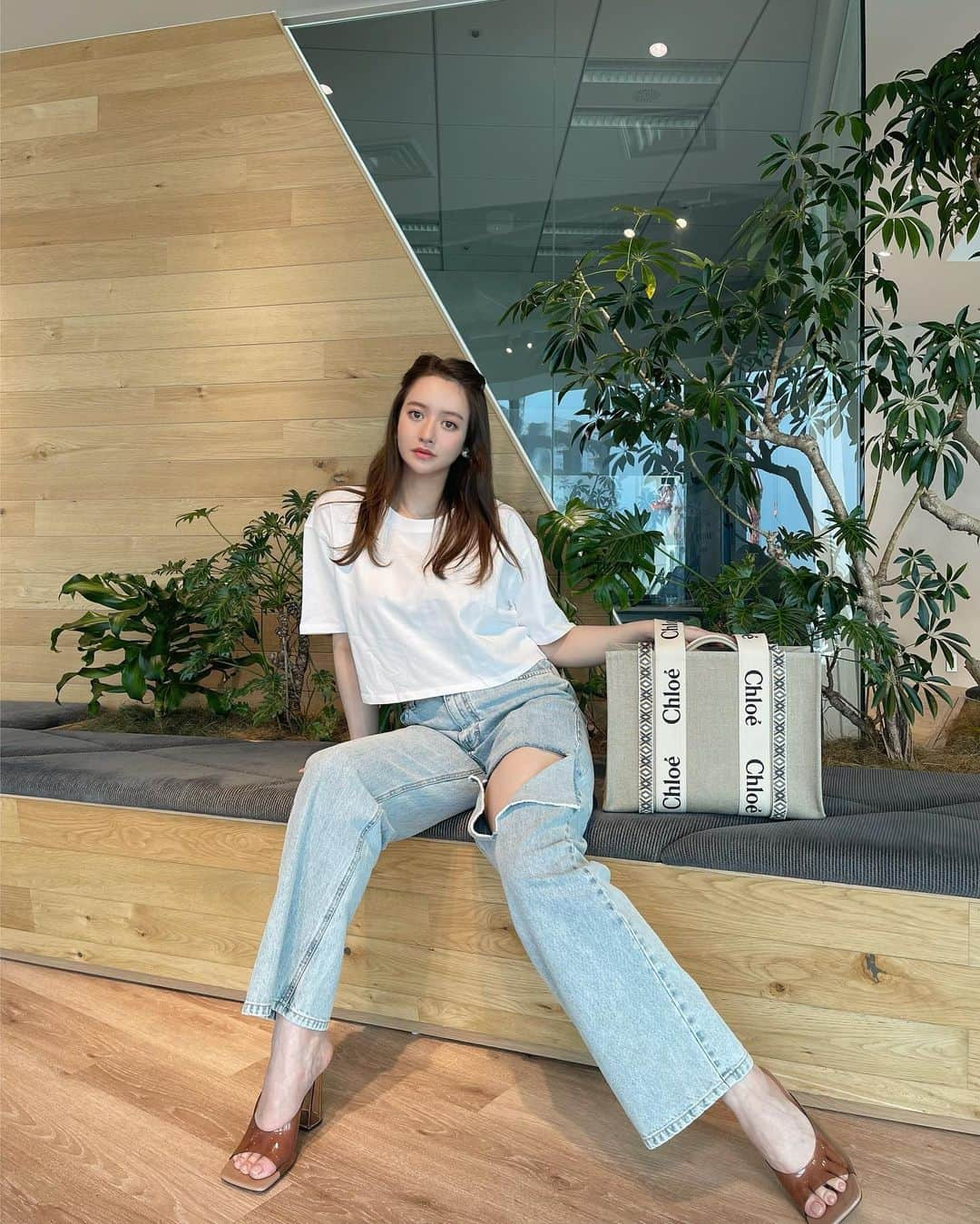 野崎萌香さんのインスタグラム写真 - (野崎萌香Instagram)「🐑❤️‍🔥🌿.  Denim... @rokhofficial   Bag... @chloe   T shirt＆sandal... @zara」6月20日 23時27分 - moeka_nozaki