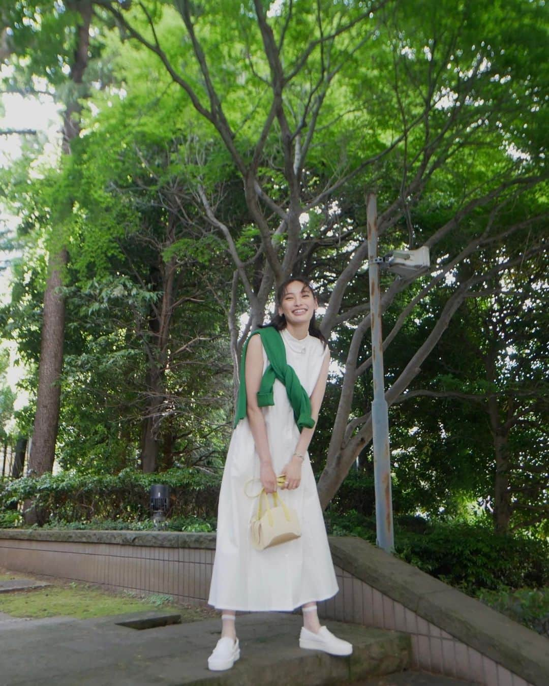 大政絢さんのインスタグラム写真 - (大政絢Instagram)「#今日の絢服 🌿🌿🌿  dress @intimite_onemile  tops @linoh__official  shoes @louboutinworld  bag @loropianaofficial  earring @pomellato  necklace @bijou_de_m   この日、この真っ白のワンピースに大量の抹茶を溢してしまいこれは終わった…と思ったら🫣 見事に全部弾いてくれました！！！ こんな素晴らしい撥水加工だったとは！のんちゃんさすがです。素敵なお洋服作ってくれてありがとう🥺」6月20日 23時35分 - aya_omasa_official