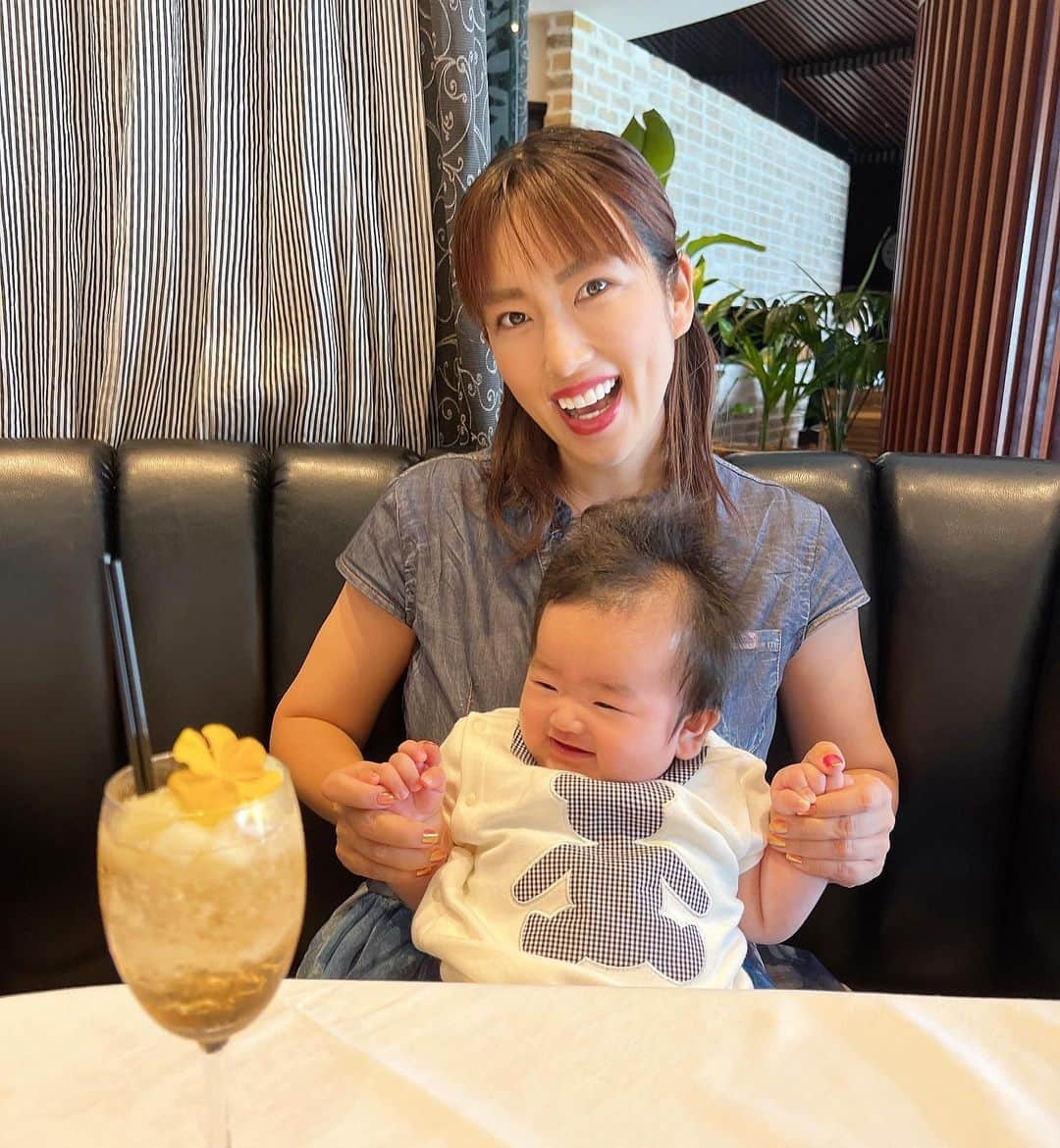 庄司ゆうこさんのインスタグラム写真 - (庄司ゆうこInstagram)「なっちゃんとみきちゃんとアフタヌーンティー❤️ 初の3人で話す事盛り沢山で楽し過ぎたぁー✨ はるぴょんが着ているお洋服は @manahosokawa 細川真奈ちゃんプロデュースの @chene.na_knit シェヌっていうブランドなんだけど可愛いベビー服がいっぱいなので是非チェックしてみてね❣️ ちなみに私のワンピースは @spicaglow スピカグローのだよ✨ ここのワンピース大好きでよく買ってる🌟夏服は可愛いワンピいっぱいだから嬉しいな❣️ #アフタヌーンティー#アフティ#渋谷#子供服#ベビー服#男の子ベビー #男の子ママ#生後4ヶ月#赤ちゃんのいる生活」6月21日 0時33分 - yuko.shoji