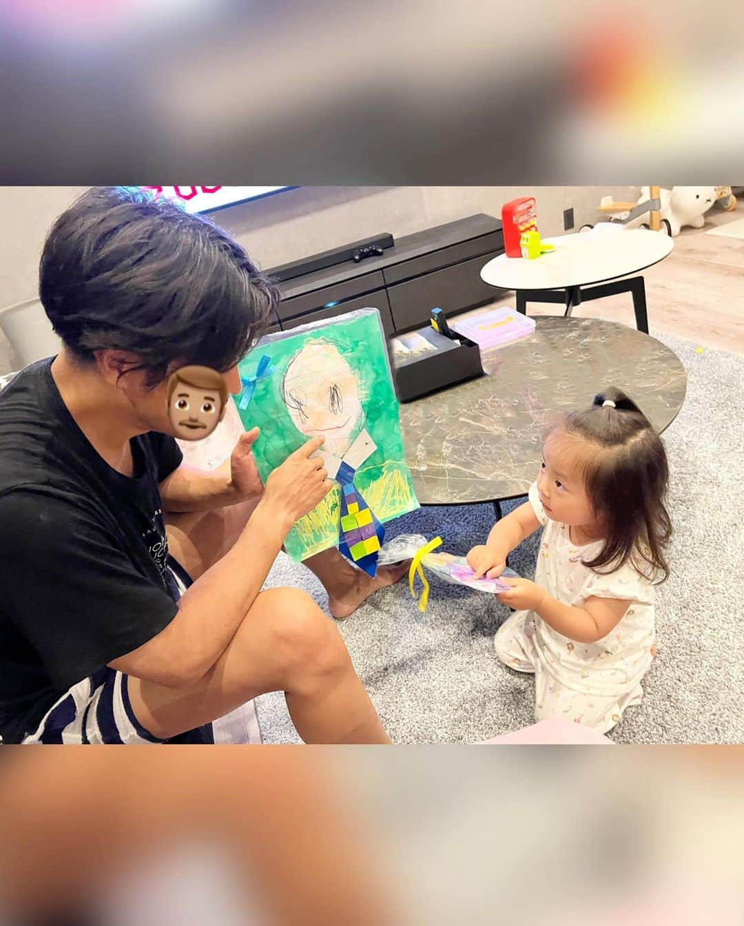 磯部奈央さんのインスタグラム写真 - (磯部奈央Instagram)「Happy Father’s Day 💚  昨日は、父の日でしたね！ 娘はパパに、似顔絵をプレゼントしました😆 パパのイメージは、グリーンらしい🌿 「作ったの〜！」と、作品のこだわりをパパに伝えていました☝🏻 髪の毛もお髭も描かれていて、成長に感動してしまった🥹🖍このプレゼントはうらやましい！笑  私と2人でいる時も、いつも「パパだいすき〜」とお話してくれる娘👧🏻 これからも、パパっ子でいてねー🤍  そして、私からは、ジェラピケのお揃いのルームウェアをプレゼントしました🎁  #父の日プレゼント #父の日 #父の日製作 #似顔絵 #happyfathersday #父娘コーデ」6月21日 0時42分 - nao_isobe729