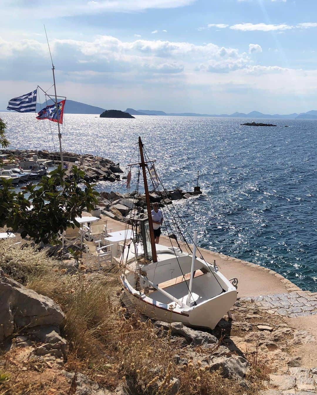 伊東楓さんのインスタグラム写真 - (伊東楓Instagram)「. Hydra, GREECE🇬🇷 My summer vacation.  灼熱の太陽と、透き通る青い海、雲ひとつない空。移動手段は、徒歩と馬🐎のみの、白い建物が並ぶ小さな島。猫がたくさん住んでいて、自然の猫カフェみたいだった。  ああ、念願のギリシャ。心が洗われる。  #hydra #greece🇬🇷 #ギリシャ #travel #ヨーロッパ暮らし」6月21日 6時01分 - kaede_ito004