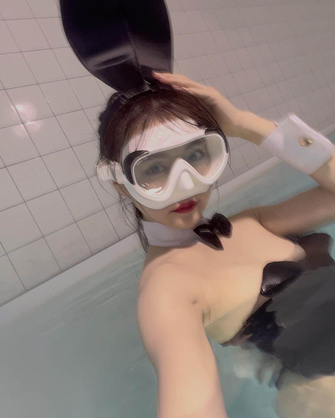 あいみさんのインスタグラム写真 - (あいみInstagram)「プールでバニーちゃん撮影でした🤍  続報まて🐰❤️‍🔥  @manabukoga_underwater  #オフショット #バニーガール #bunnygirl」6月21日 6時59分 - aimi_feti