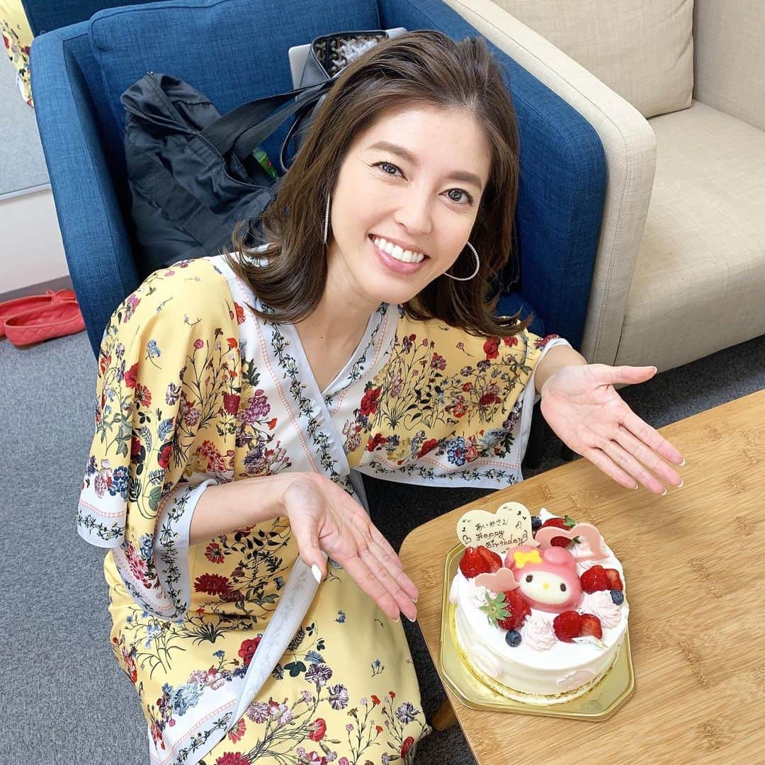 神田愛花さんのインスタグラム写真 - (神田愛花Instagram)「そして収録日がお誕生日と近かったからと、『ちゃちゃ入れマンデー』の制作の皆さんから頂戴した、お誕生日ケーキ🎂💕 可愛過ぎるよぉ😍😍😍😍😍😍 こんなケーキ初めて見たぁぁ🥹🥹 わざわざ東京から呼んで下さり、そしてこんな素敵なお心遣いまで、感謝してもしきれません😭😭😭 本当に本当にありがとうございます❗️ 美味しかったです❤️❤️❤️❤️❤️  #NYC #ニューヨーク #Barbie #バービー #pink #ピンク #カンテレ #ちゃちゃ入れマンデー #お誕生日ケーキ #マイメロディ #初めて見たケーキ #豪華なケーキ #神田愛花」6月21日 11時38分 - aikakanda