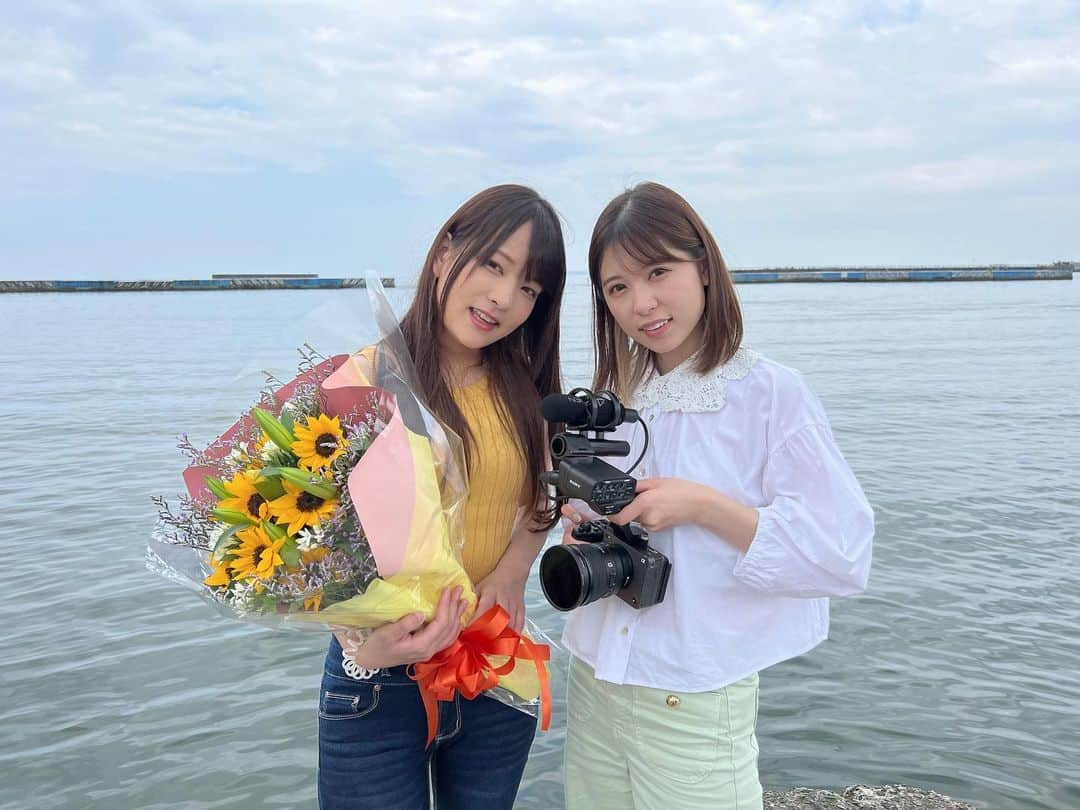 あおいれなさんのインスタグラム写真 - (あおいれなInstagram)「あべちゃん、AV卒業おめでとう👩‍❤️‍👩🎊 思い出は振り返ったら、数えきれないほどあって 最初は先輩で、手の届かない人だったのに いつの間にか同志って呼び合えるほど 戦友みたいな存在になってて、 隣にいると安心する。この人になら何を任せても大丈夫。 それ位私にとって大きな存在でした😌🫶 お互い女優を辞めても、ずっと友達でいて欲しいな。 改めて、10年お疲れ様でした！！！ #あべみかこ #あおいれな #この2人が揃えば #最強でしょ #ちっぱいコンビ #av卒業 #お疲れ様でした」6月21日 11時45分 - aoi_rena_